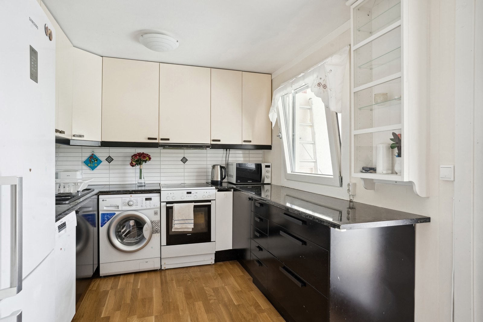 Praktisk separat kjøkken med alle hvitevarer inkludert - utgang til innglassert balkong. Galleribilde