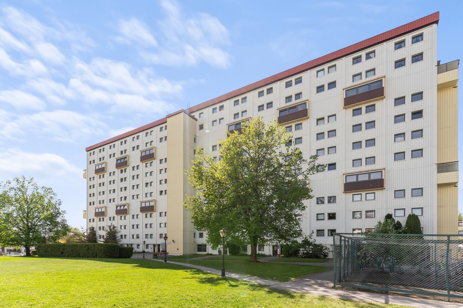 Bo i et stille område omgitt av natur – kort vei til byliv og kollektivtransport. Galleribilde