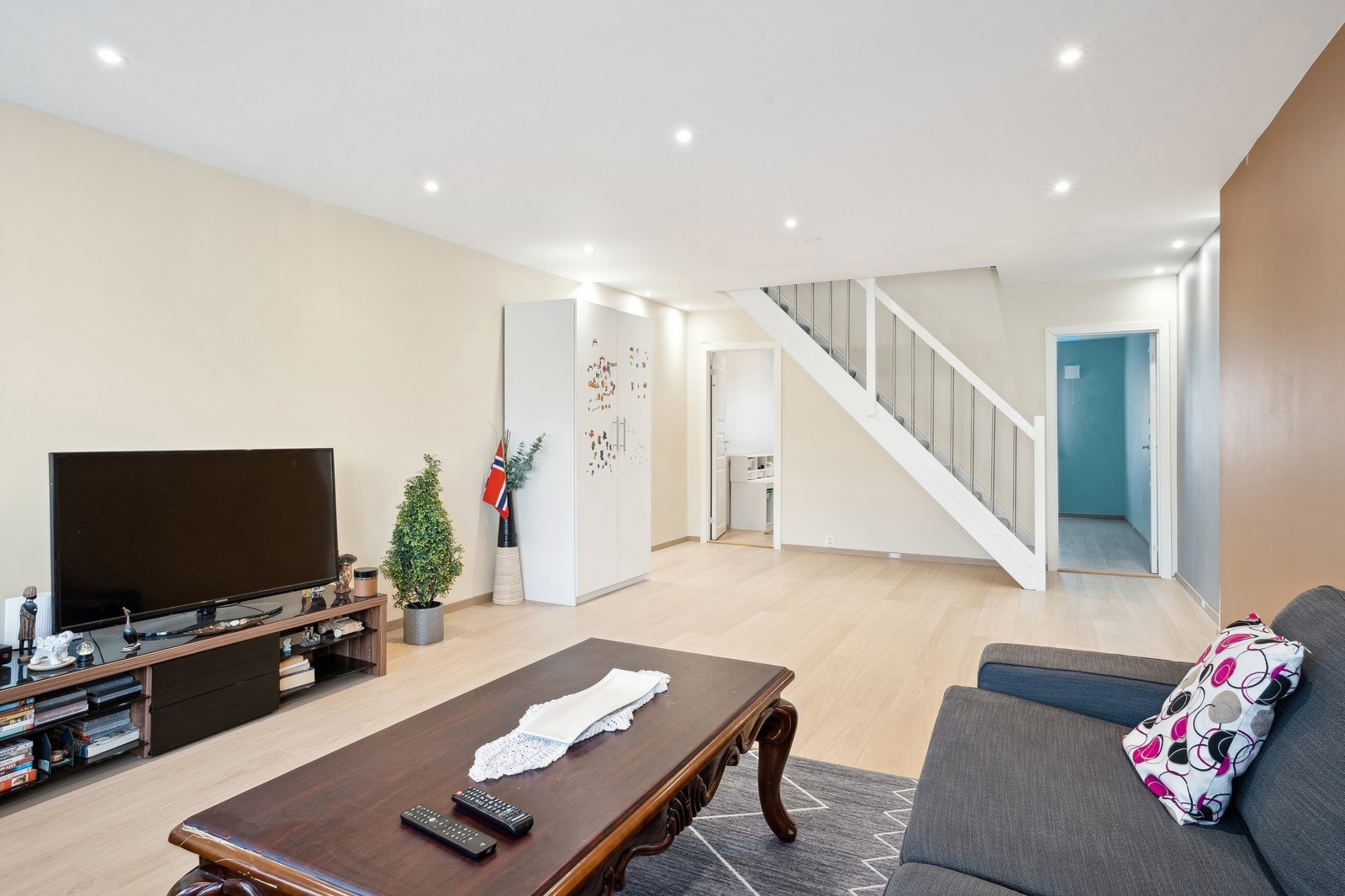 Lys og romslig stue med god plass til både sofagruppe og spisebord. Galleribilde