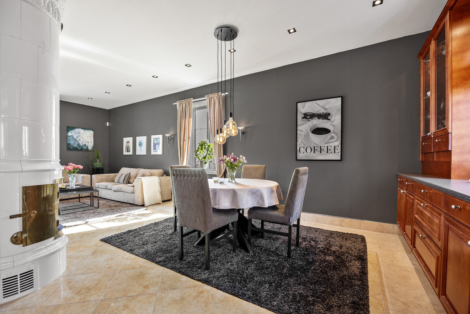 Åpen og innbydende spiseplass med kapasitet for mange gjester. Galleribilde