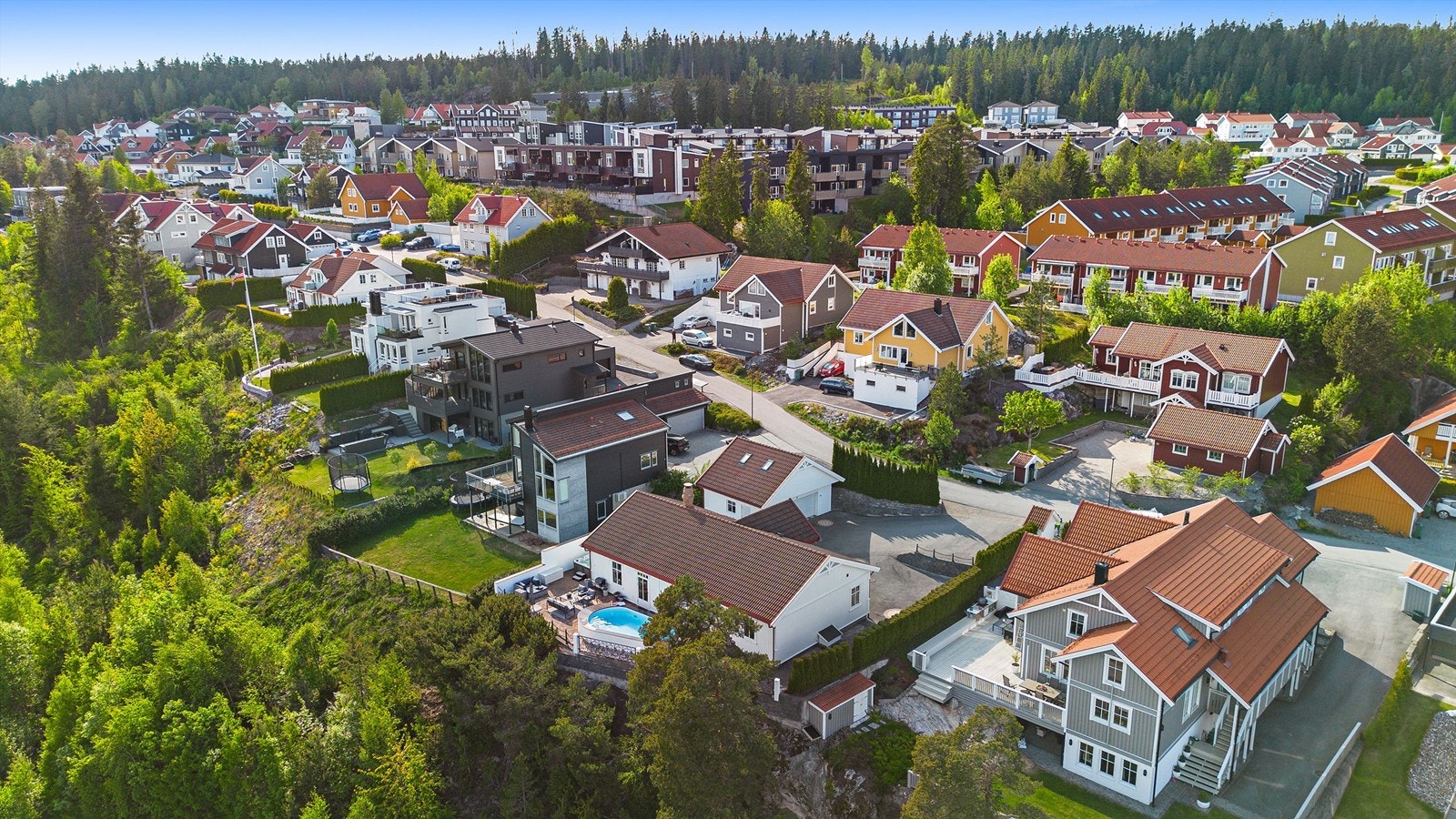 Eiendommen har en attraktiv beliggenhet i et svært populært og barnevennlig boligområde på Vardefjellet. Galleribilde