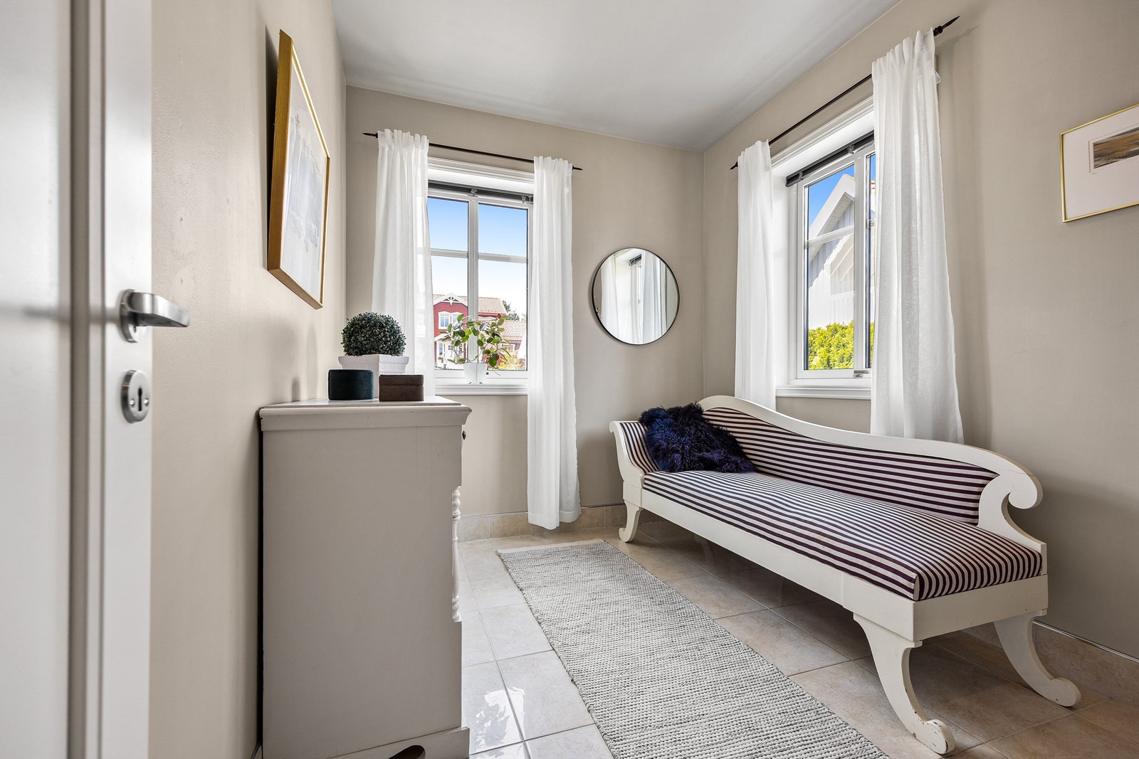 Alle rommene oppleves lyse og innbydende med flott naturlig belysning. Galleribilde