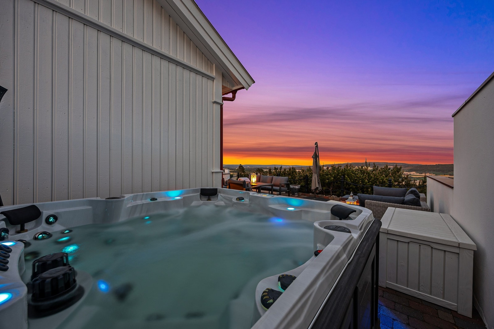 En innbydende jacuzzi som forlenger badesesongen betraktelig. Galleribilde