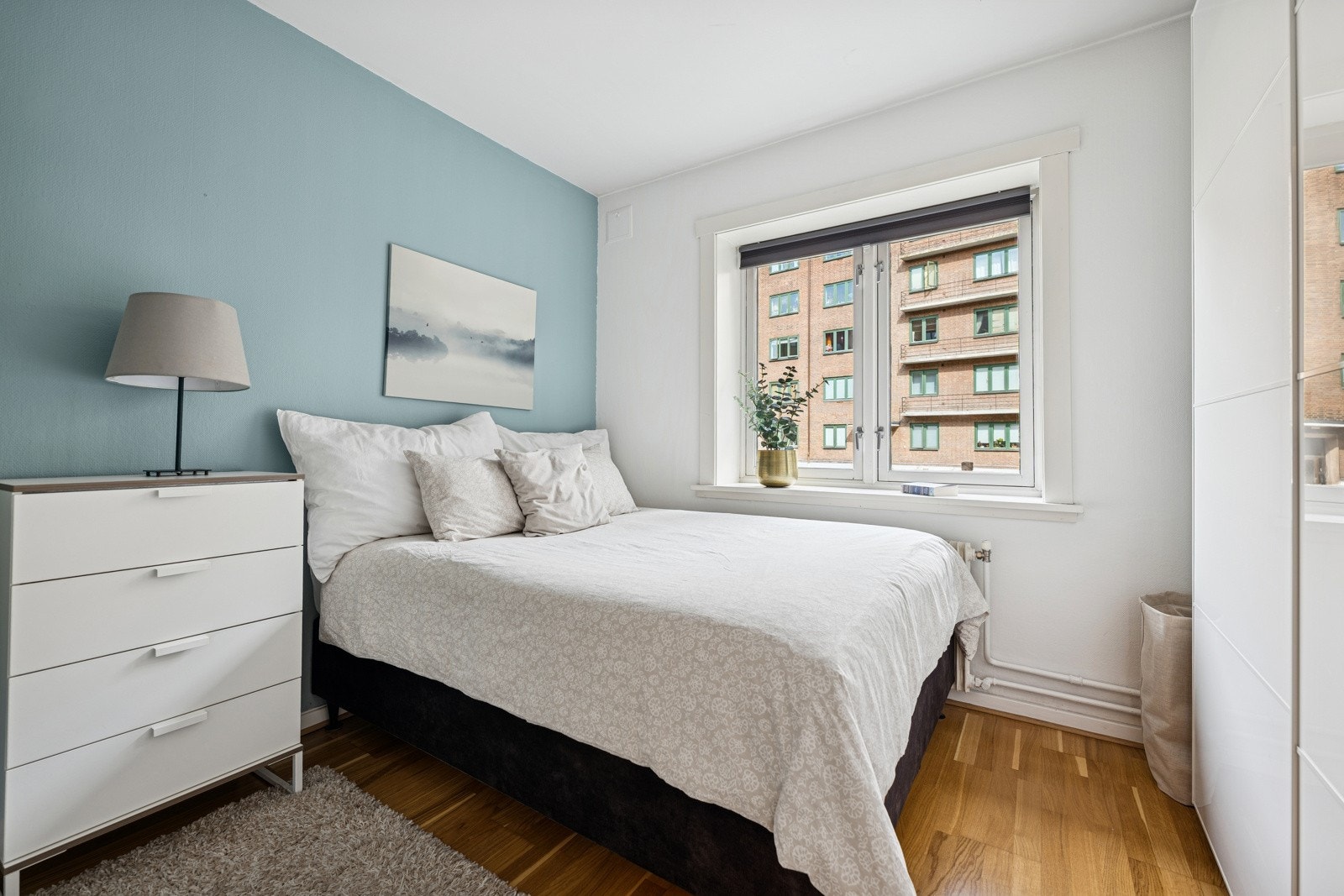 Soverommet vender ut mot borettslagets indre gårdsrom Galleribilde