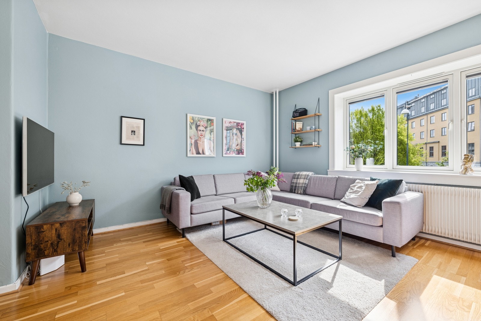 Stuen er lys, lett å møblere og ligger i åpen løsning mot kjøkkenet Galleribilde