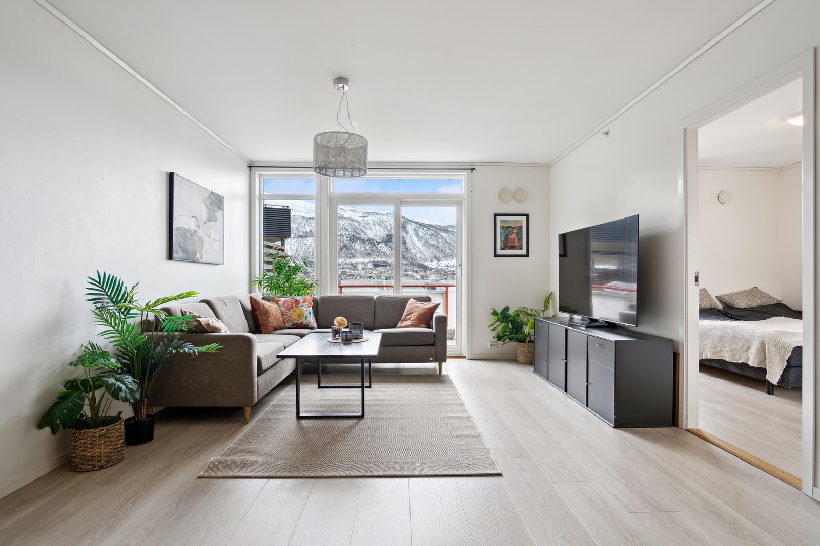 Med utgang til sør/ østvendt og solrik terrasse Galleribilde