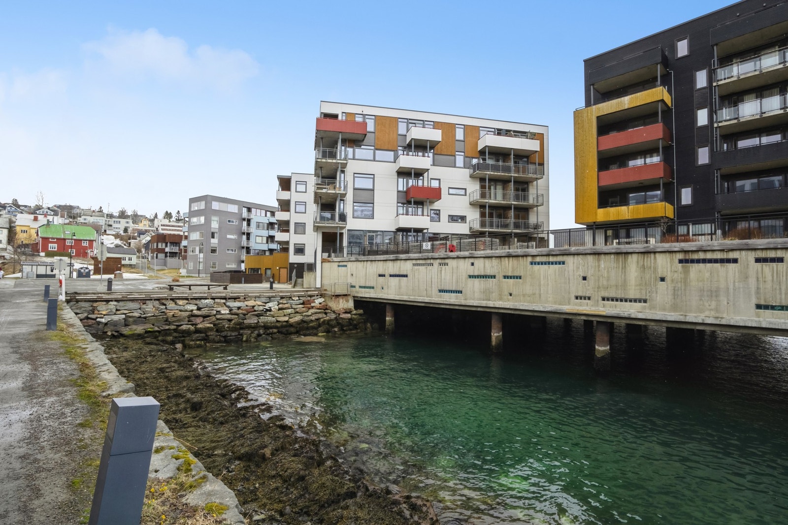 Leiligheten ligger i øverste etasje til høyre, med hvit veranda, leilighet nr 2 fra høyre Galleribilde