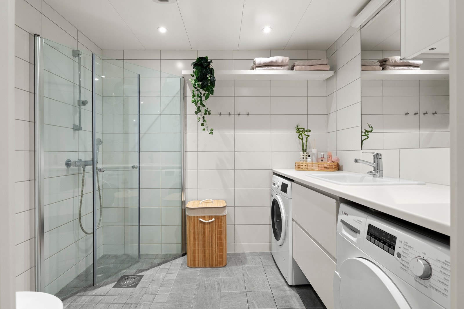 Badet holder god standard og fremstår moderne med helflisede flater som både ser stilige ut og er enkle å vedlikeholde. Galleribilde