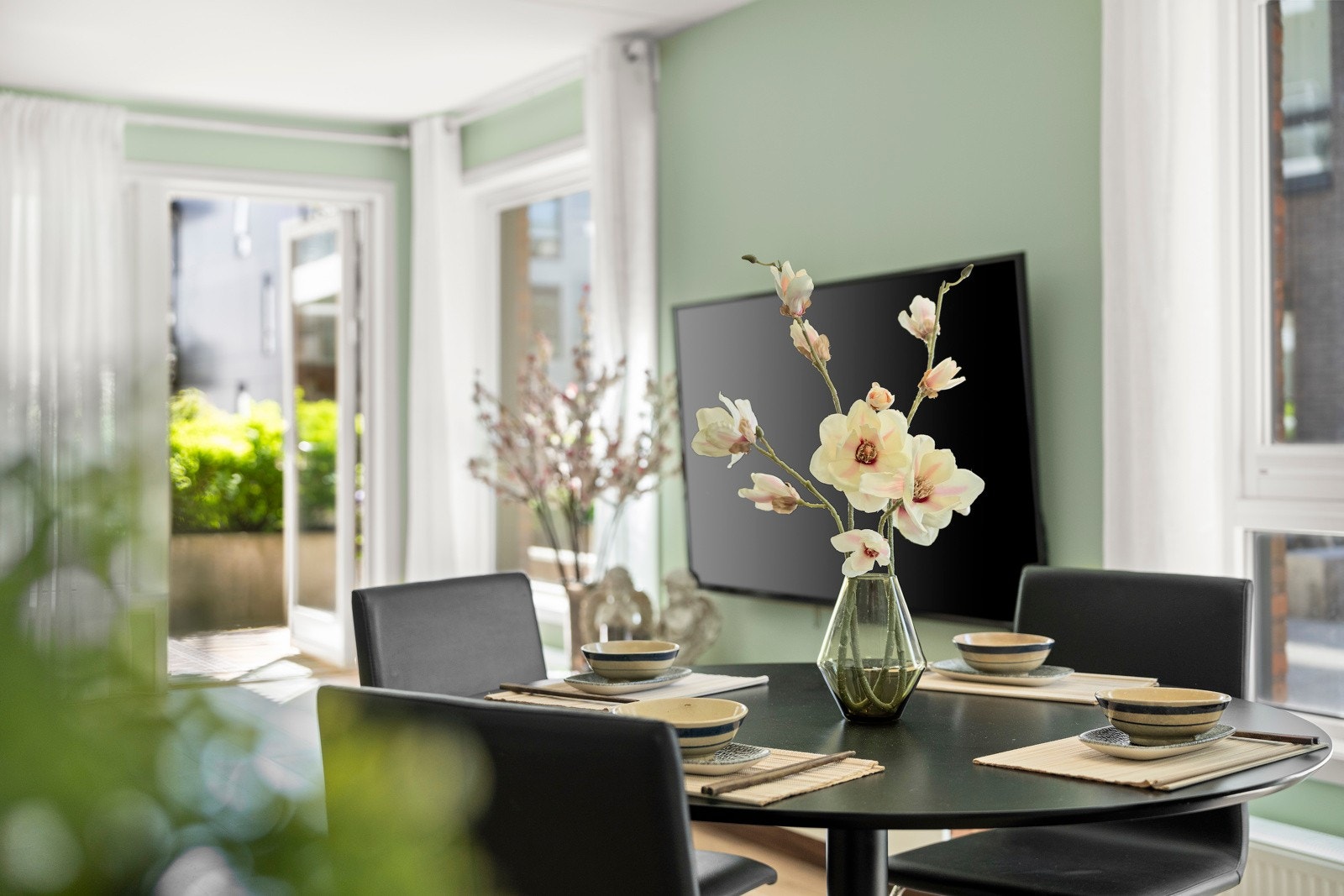 Her finner du glatte fronter, slitesterk laminat benkeplate og delvis integrerte hvitevarer som oppvaskmaskin, platetopp og stekeovn. Galleribilde