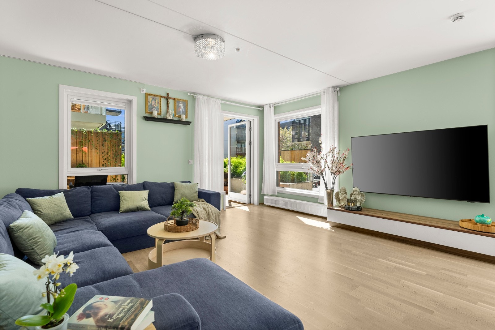 Her er det god plass til både sofagruppe og TV-løsning. Galleribilde