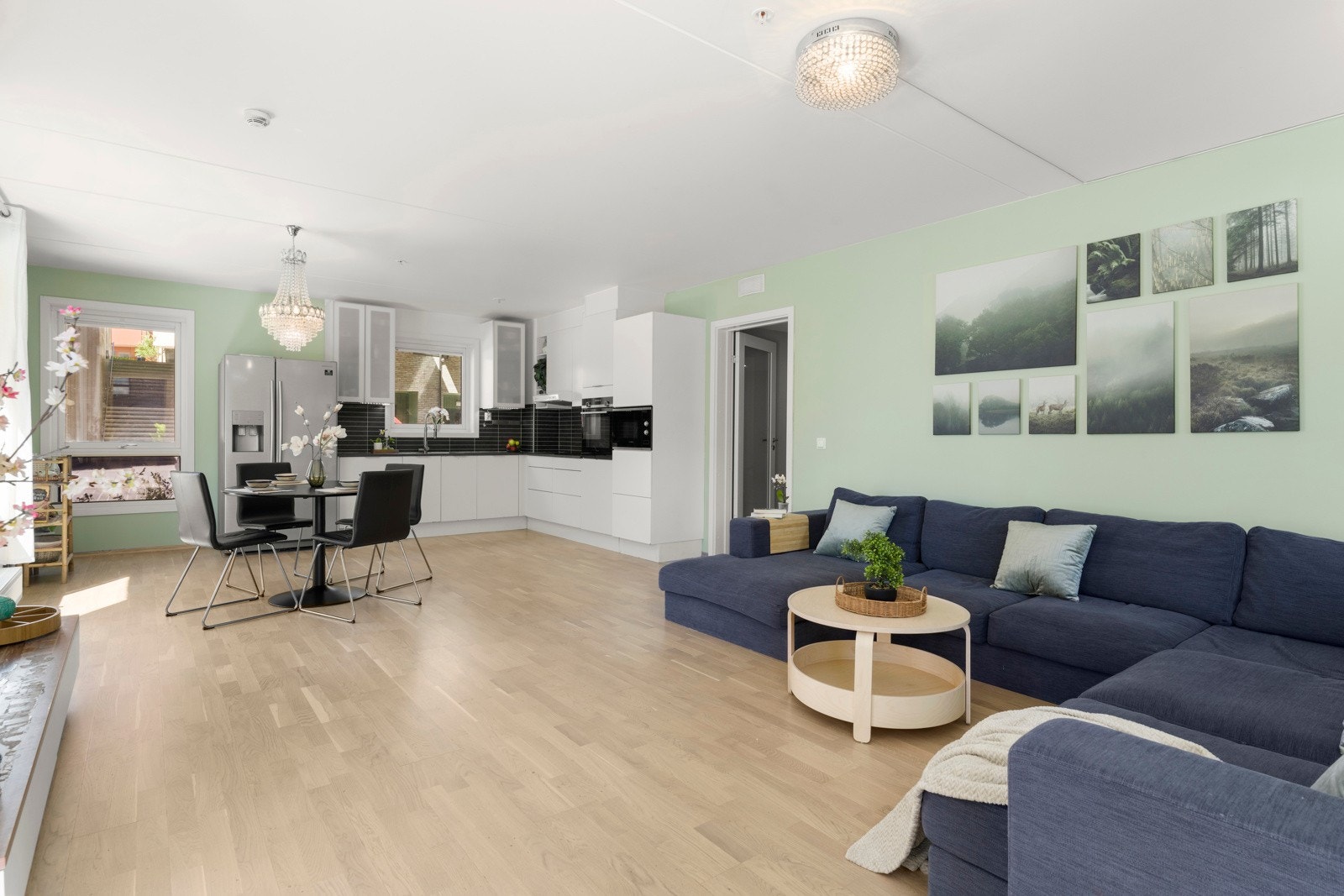Store vindusflater slipper inn rikelig med dagslys og skaper en luftig atmosfære med en lun og innbydende fargepalett. Galleribilde