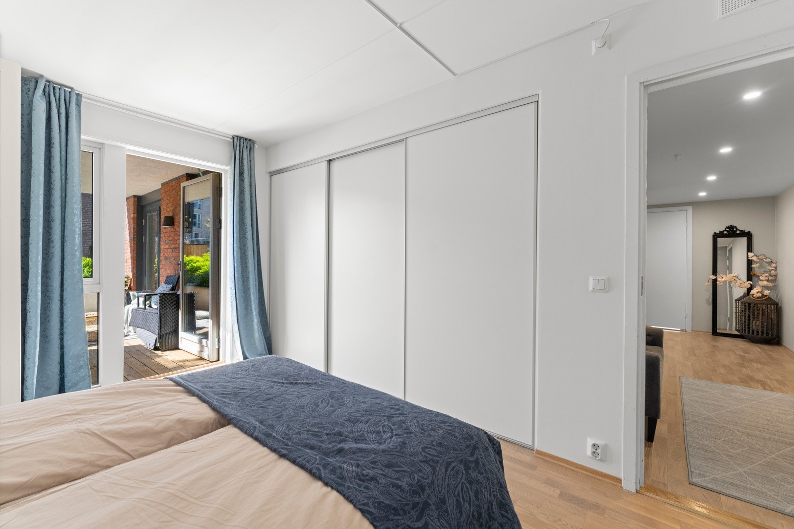 Rommet har god skapplass med en plassbesparende skyvedørsgarderobe. Galleribilde