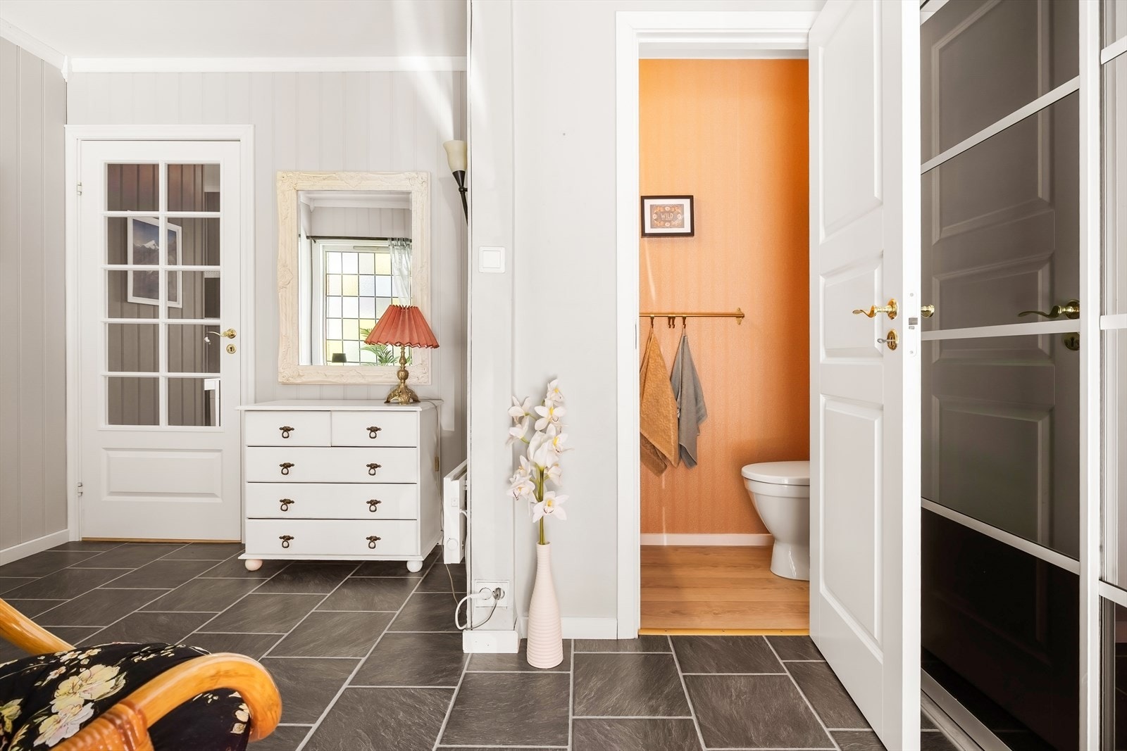 I gangen finner du et pent toalett Galleribilde