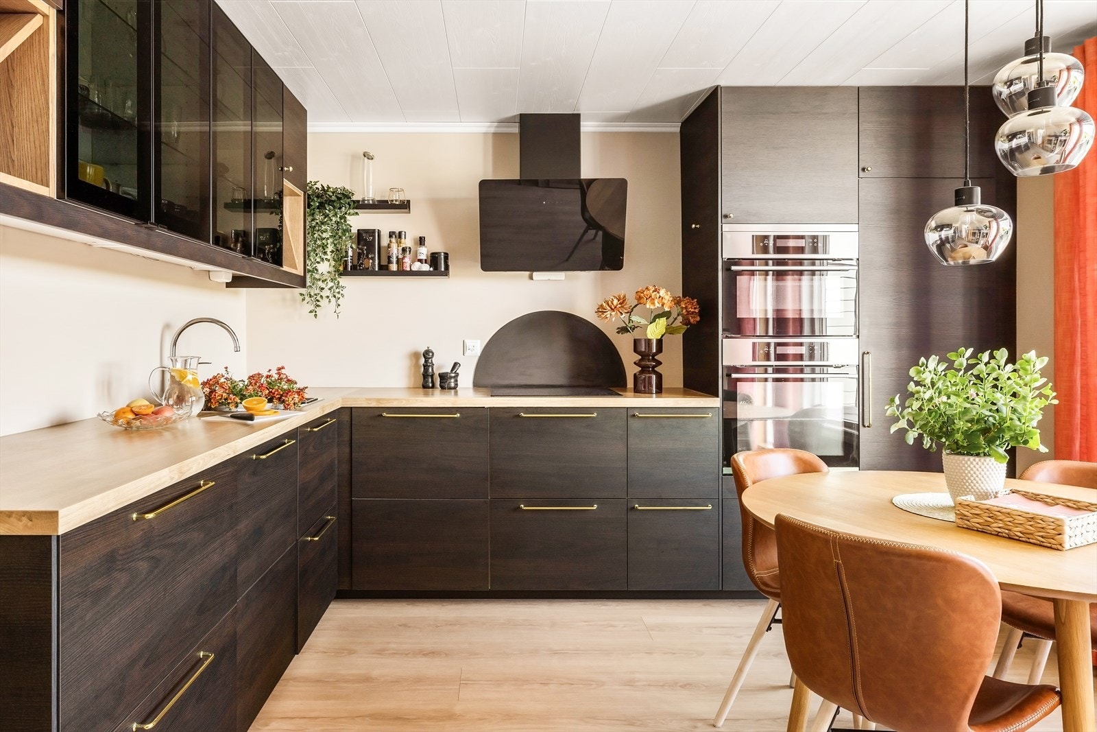 Lekkert kjøkken med plass til spisebord Galleribilde