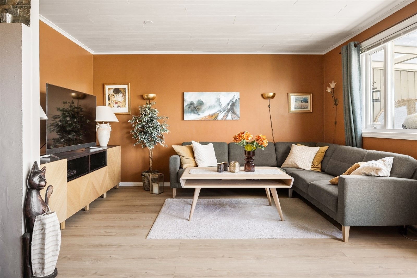 Stor stue med god plass til sofagruppe Galleribilde