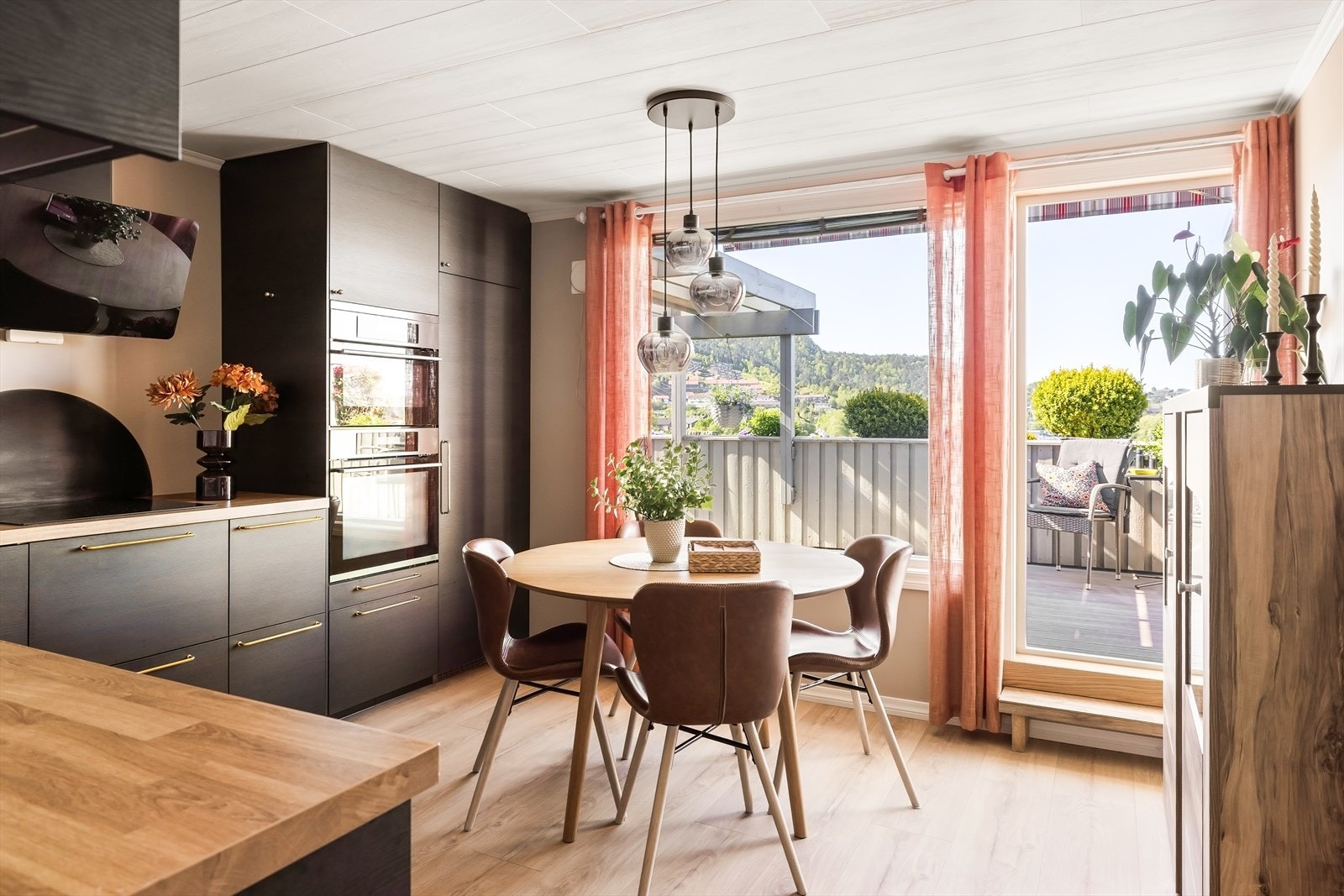 Kjøkken med utgang til solrik sør-vestvendt balkong med fantastisk utsikt Galleribilde