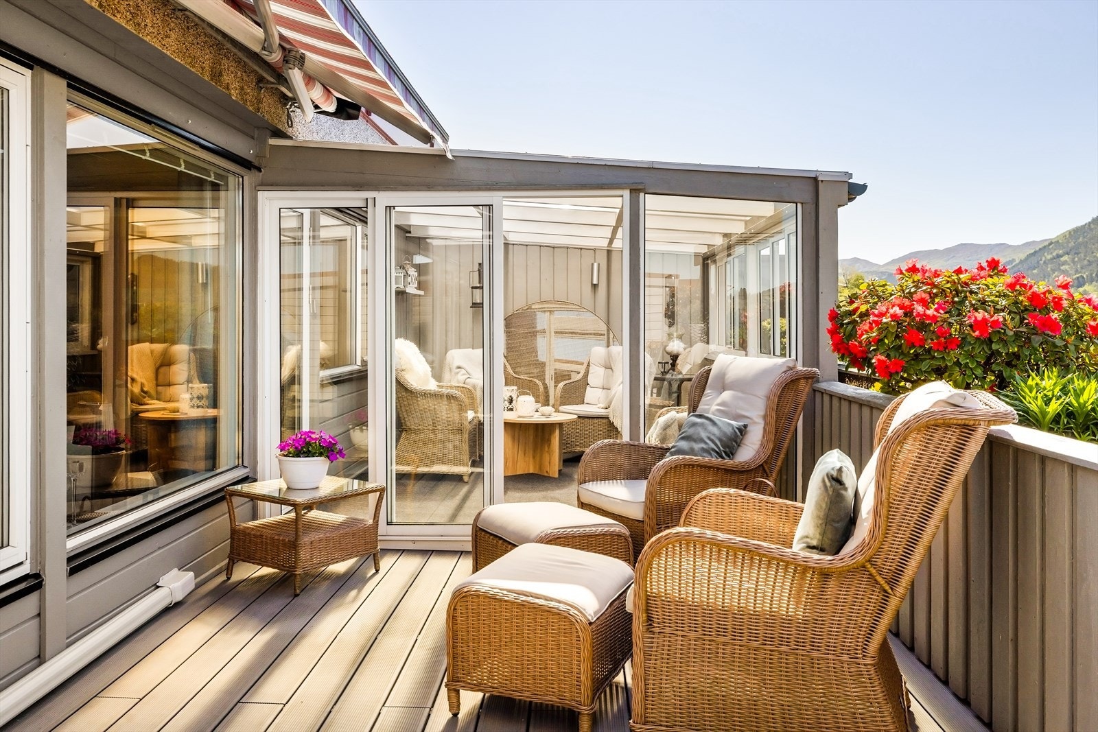 Nyt sommerdagene på denne solrike balkongen Galleribilde