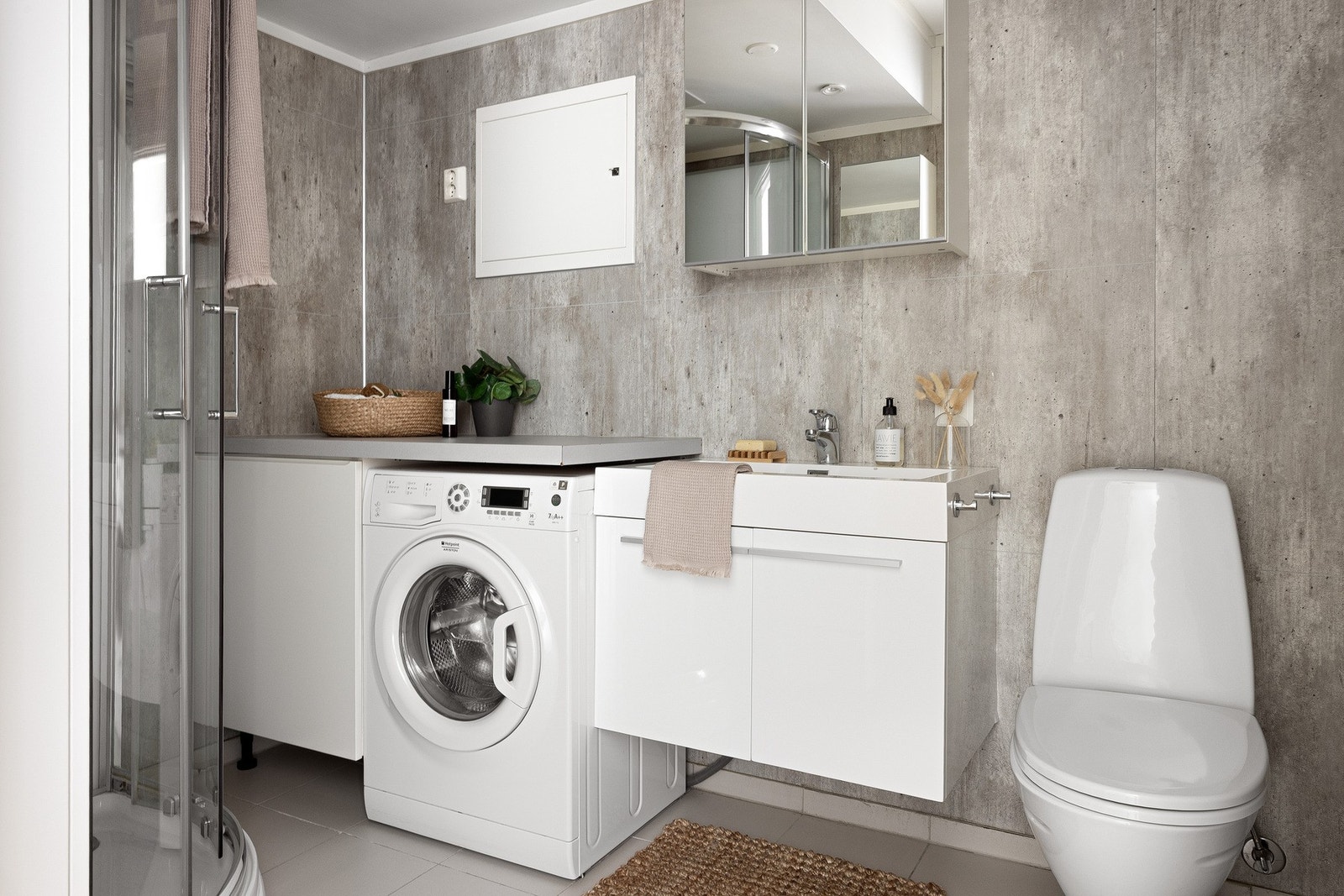 Badet fremstår som romslig og velutstyrt. Galleribilde
