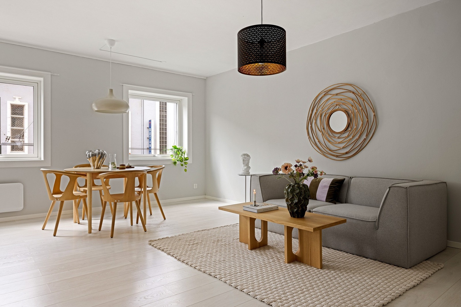 Her er det godt med plass til både sofagruppe, spisebord og øvrig møblement. Galleribilde