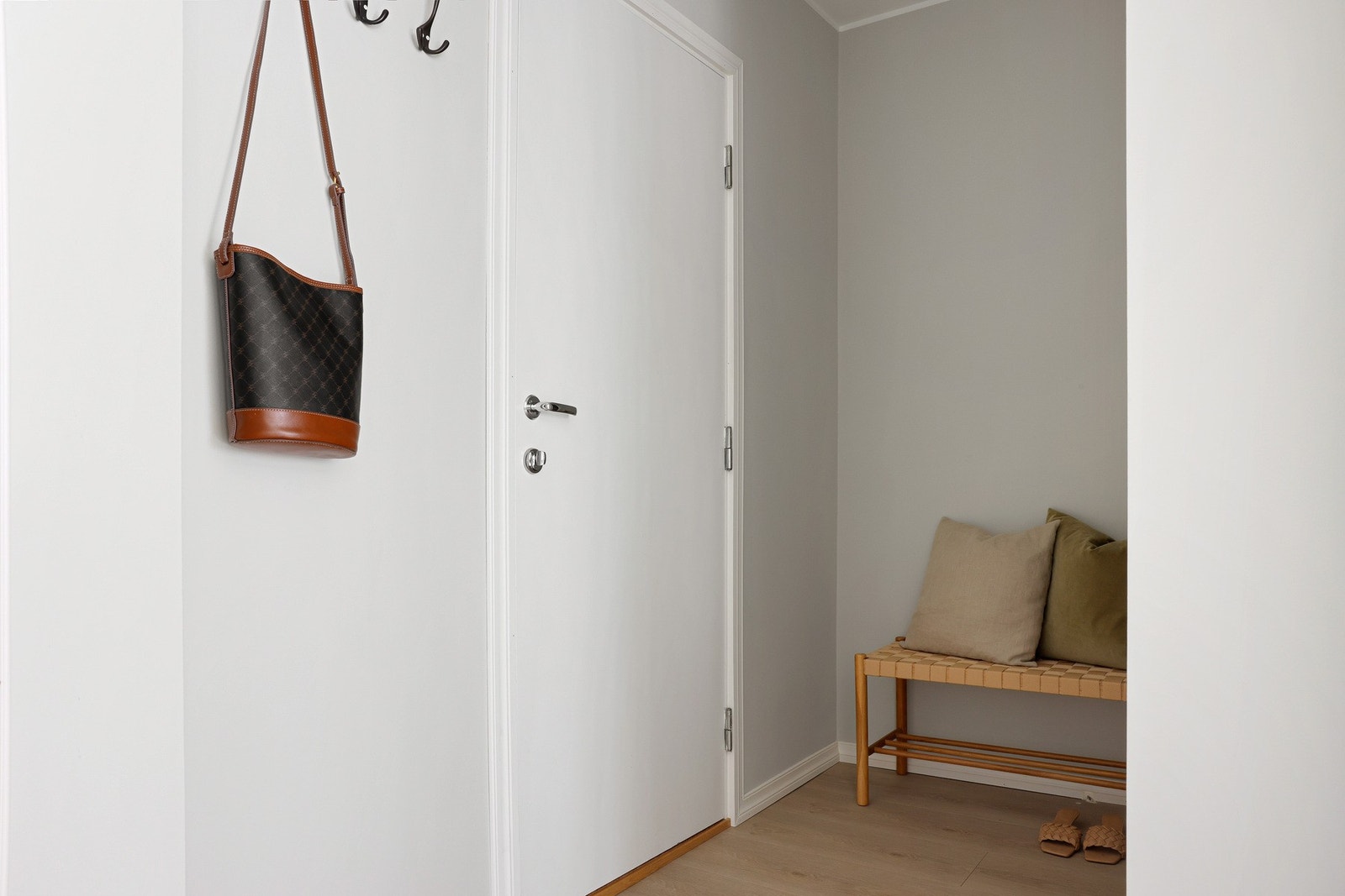 Entréen er romslig og har god plass til oppheng av yttertøy og oppbevaring av sko. Galleribilde