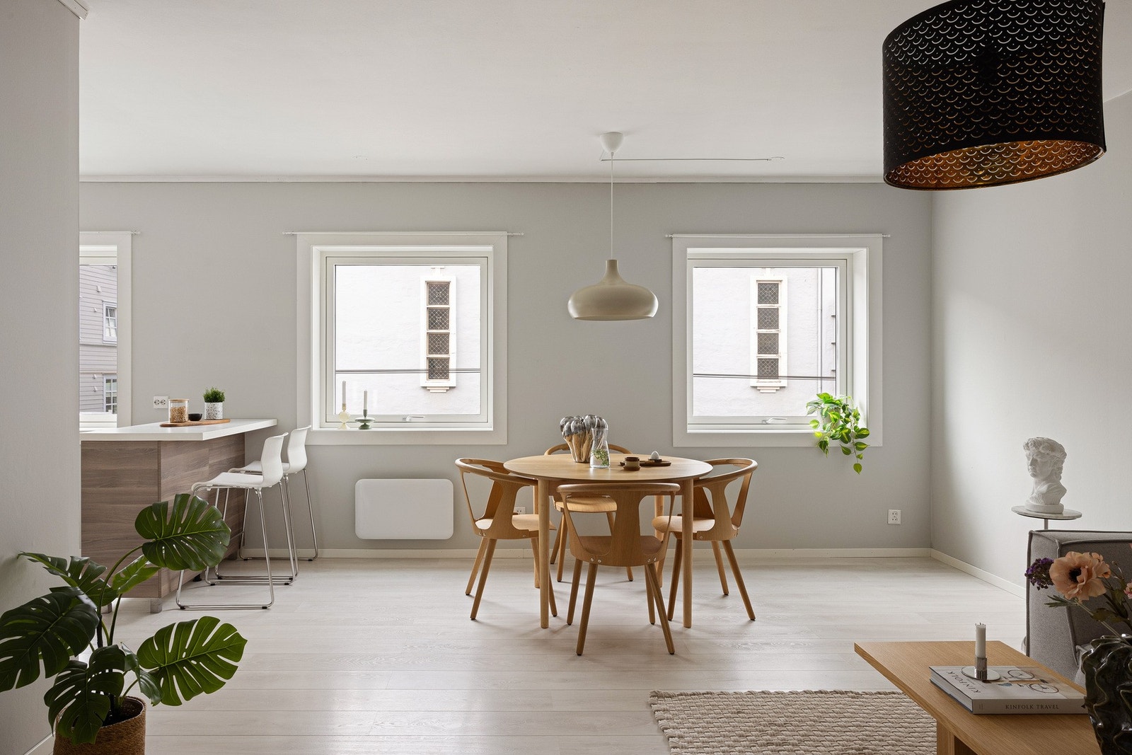 Stuen fremstår som et lyst og trivelig oppholdsrom, med store vindusflater som slipper inn rikelig med naturlig dagslys. Galleribilde