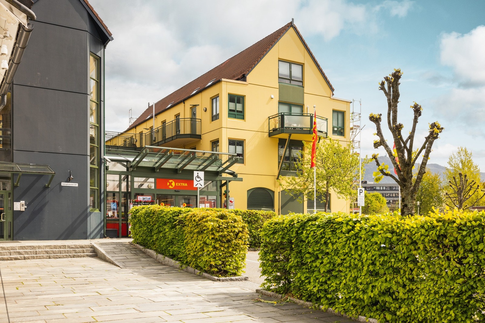 Nærmeste dagligvarebutikk finner du på Damsgård med Coop Extra like ved leiligheten. Galleribilde