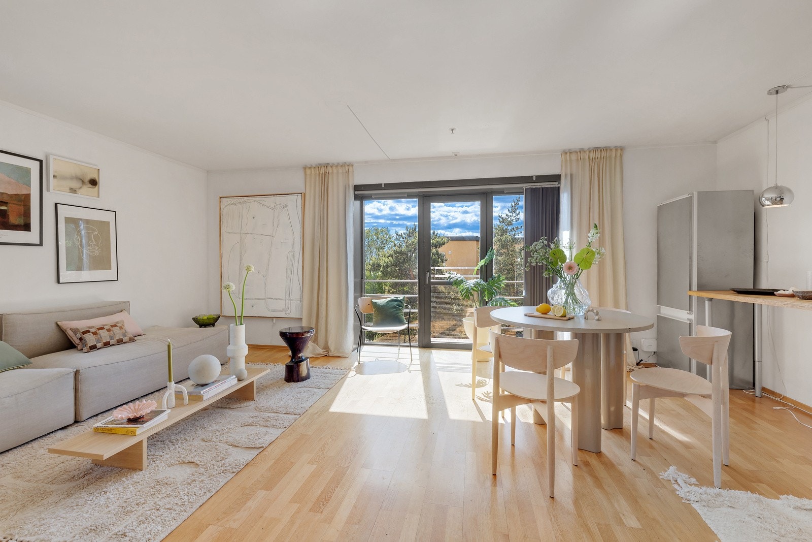 Stuen ligger i en fin og åpen løsning med kjøkkenet. Galleribilde