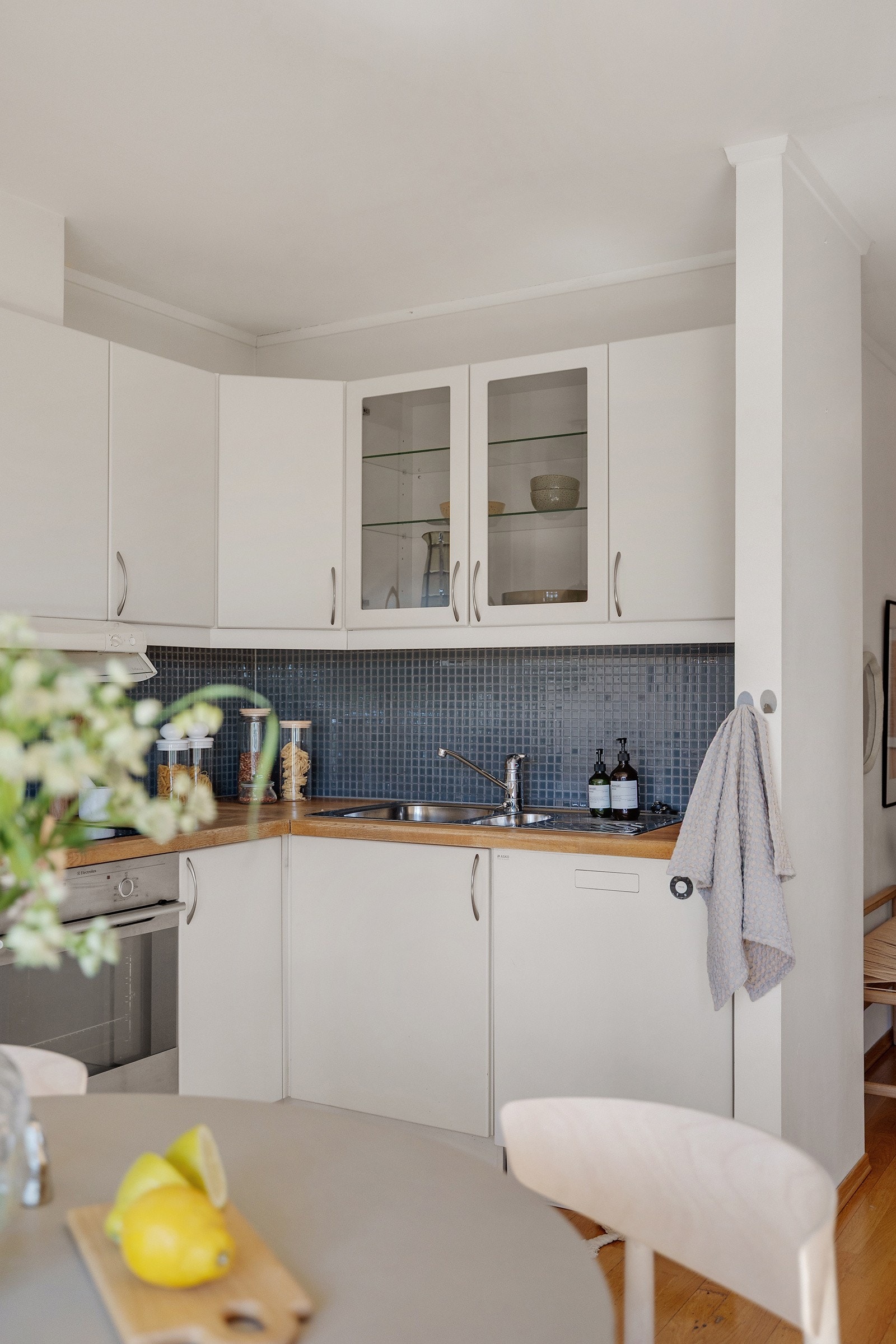 Kjøkkenet har integrert stekeovn og platetopp, samt frittstående oppvaskmaskin og kjøl/fryseskap. Galleribilde