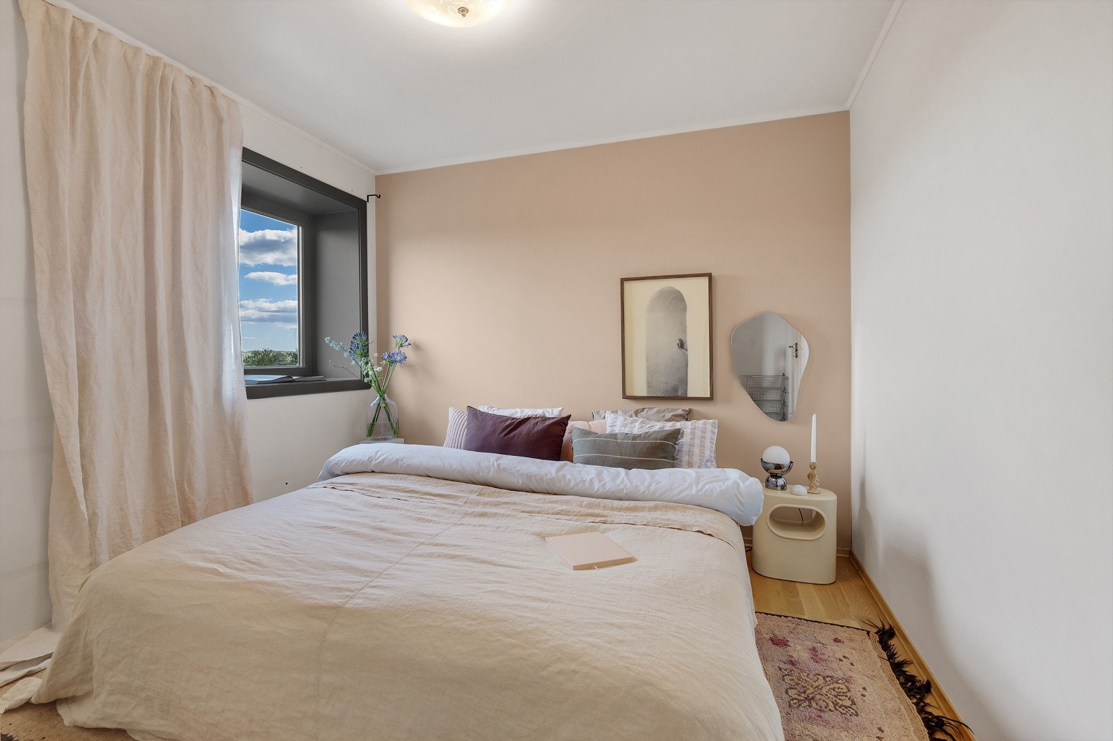 Soverommet er et stort og lyst rom med gode lysforhold. Galleribilde