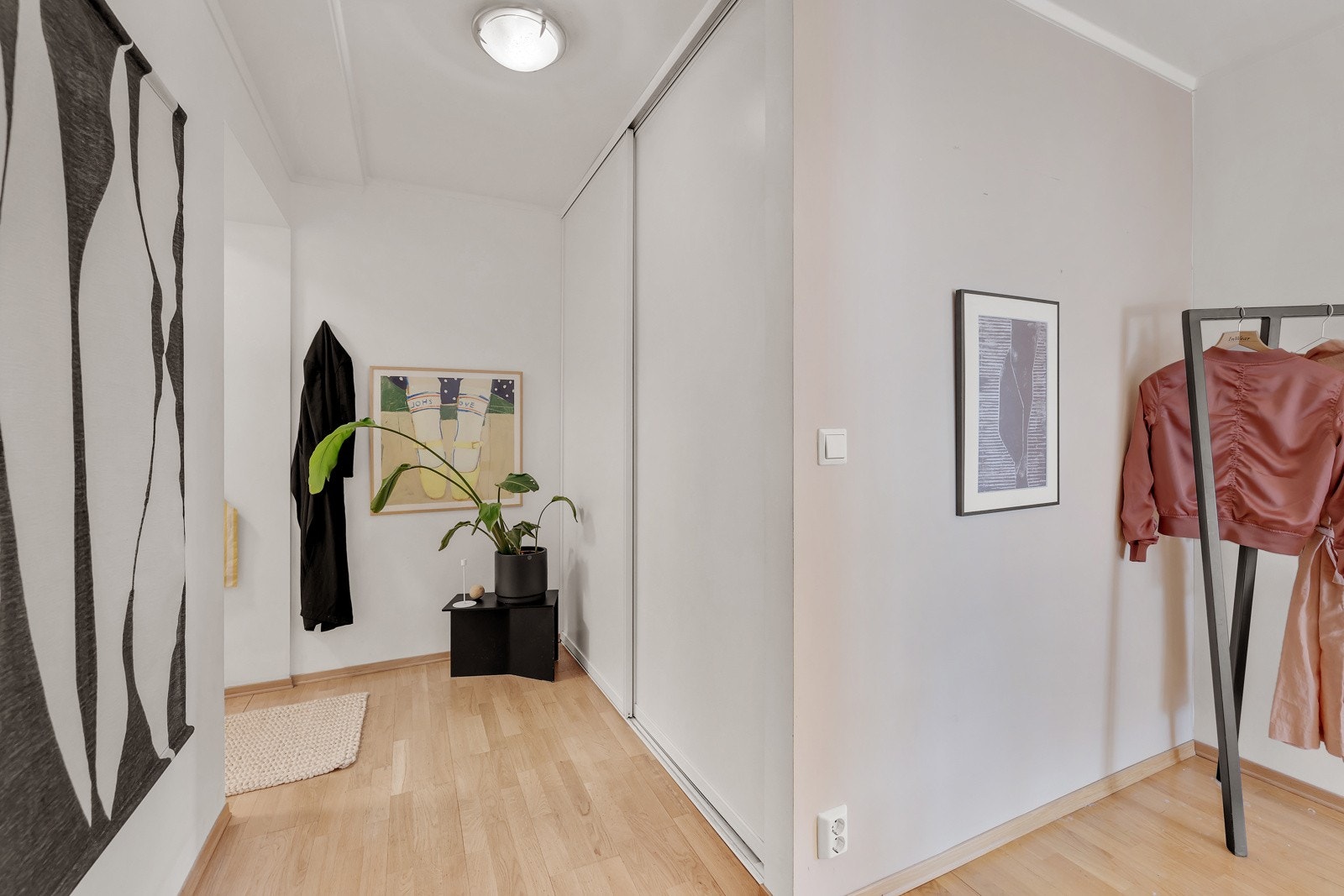 Du tar deg opp til leiligheten i 3. etasje med heis eller trapper. Galleribilde