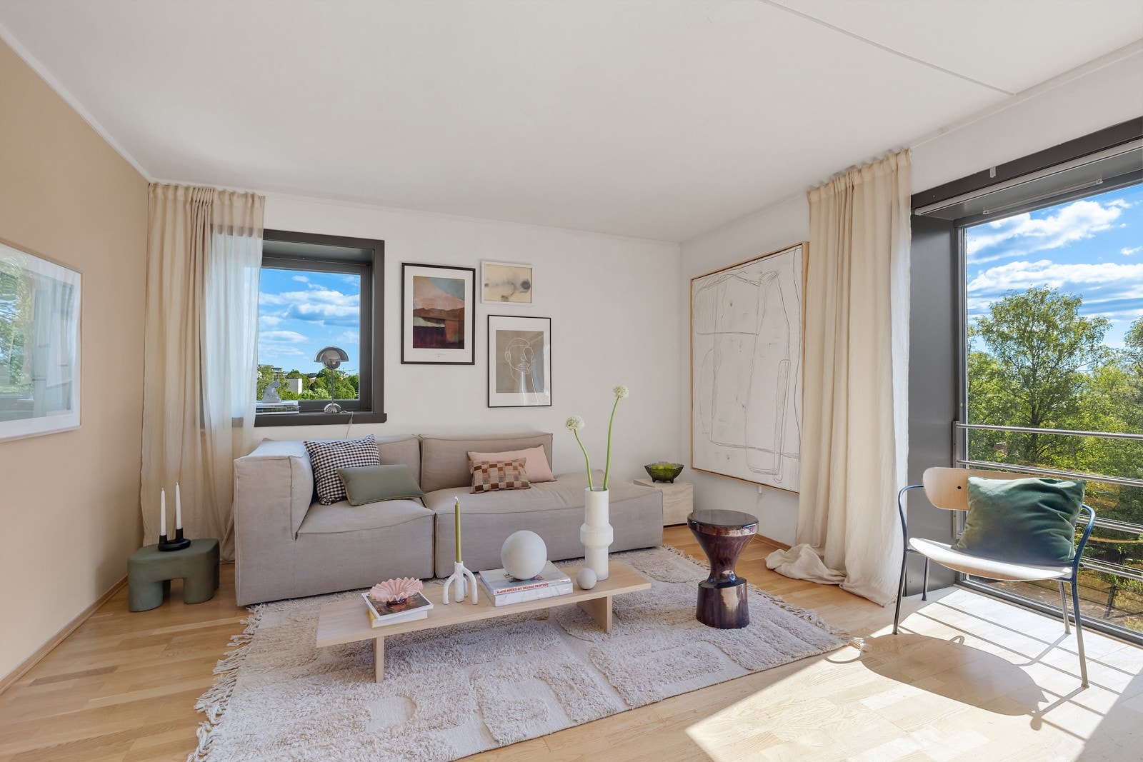 Leiligheten ligger helt usjenert med vinduer på to sider. Galleribilde