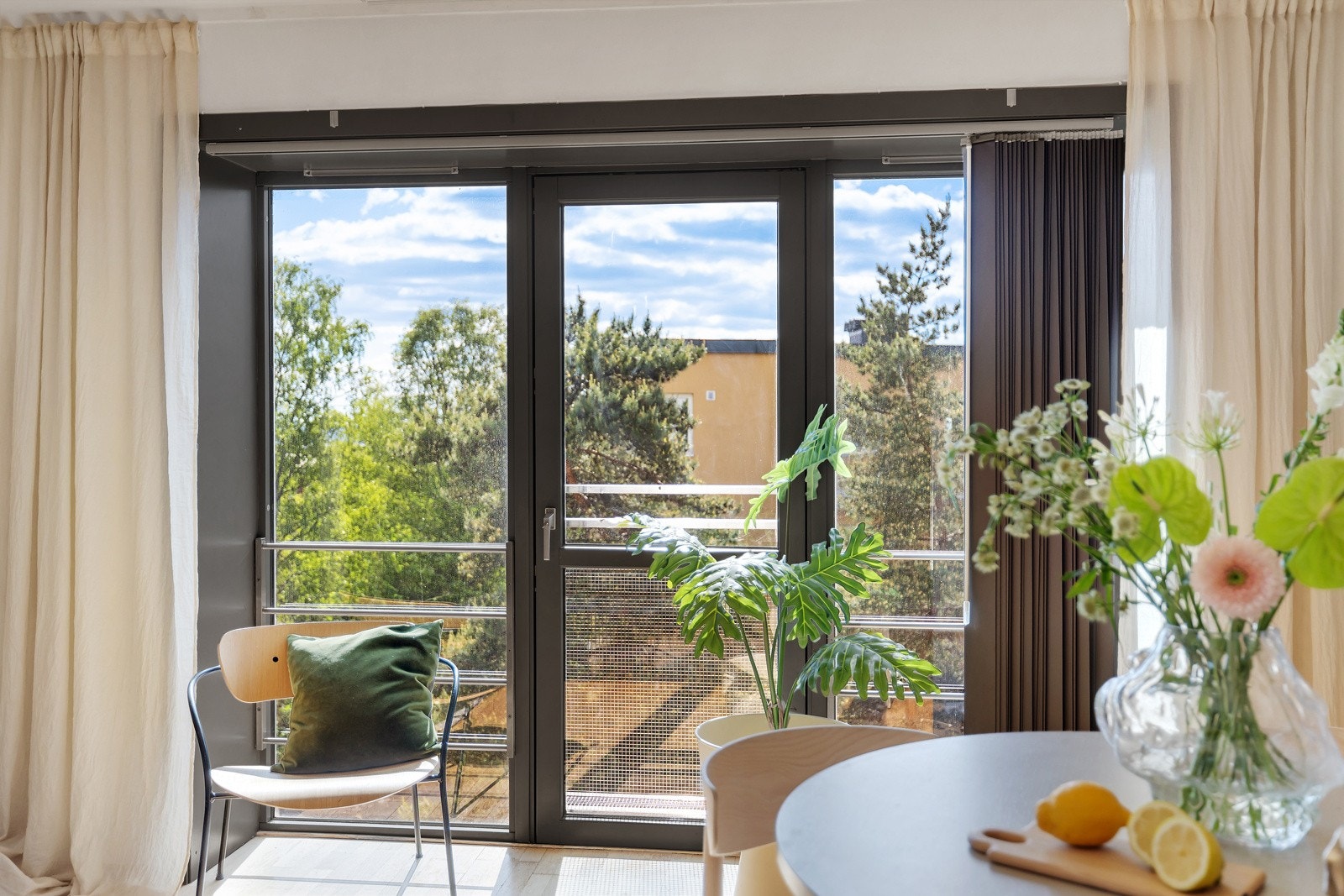 Store vindusflater/fransk balkong som gir svært gode innvendige lysforhold og en luftig atmosfære. Galleribilde