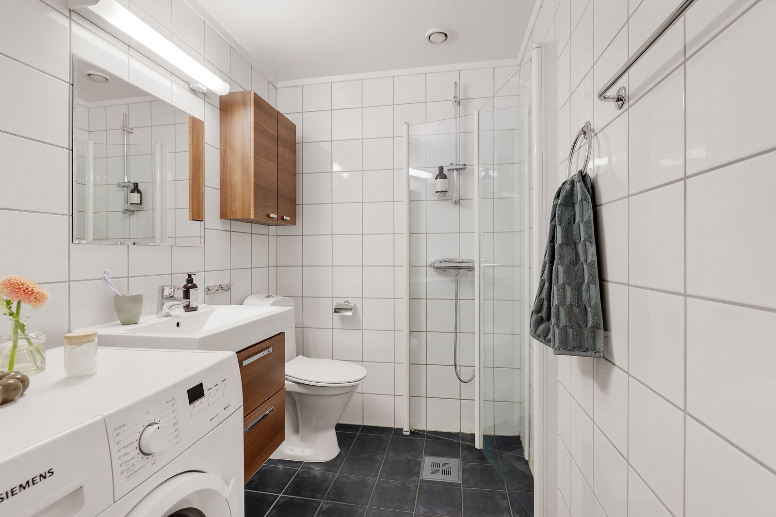 Innbydende og romslig flislagt bad fra 2003. Galleribilde