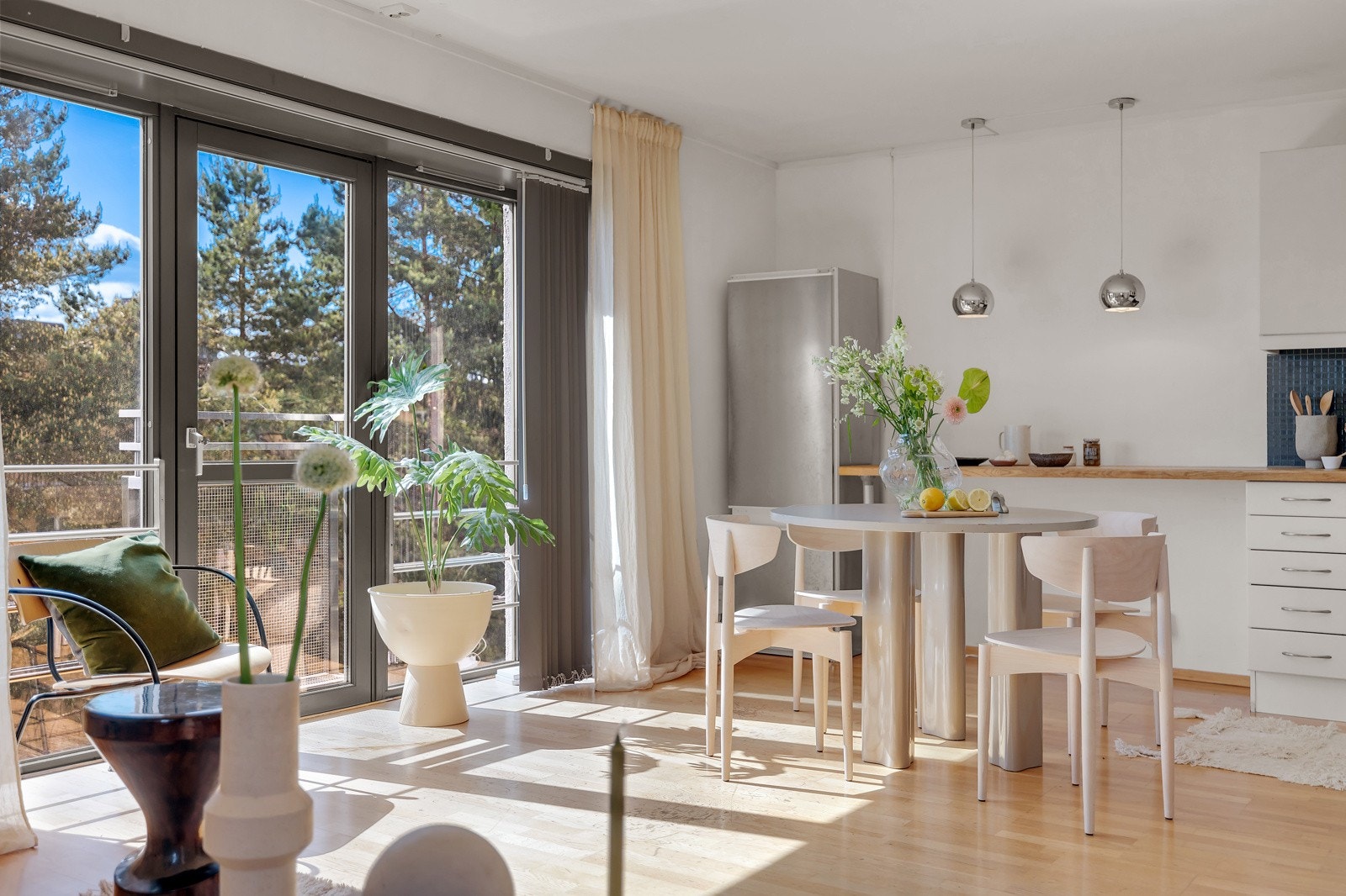 God plass til stort spisebord i tilknytning til kjøkkenet. Galleribilde