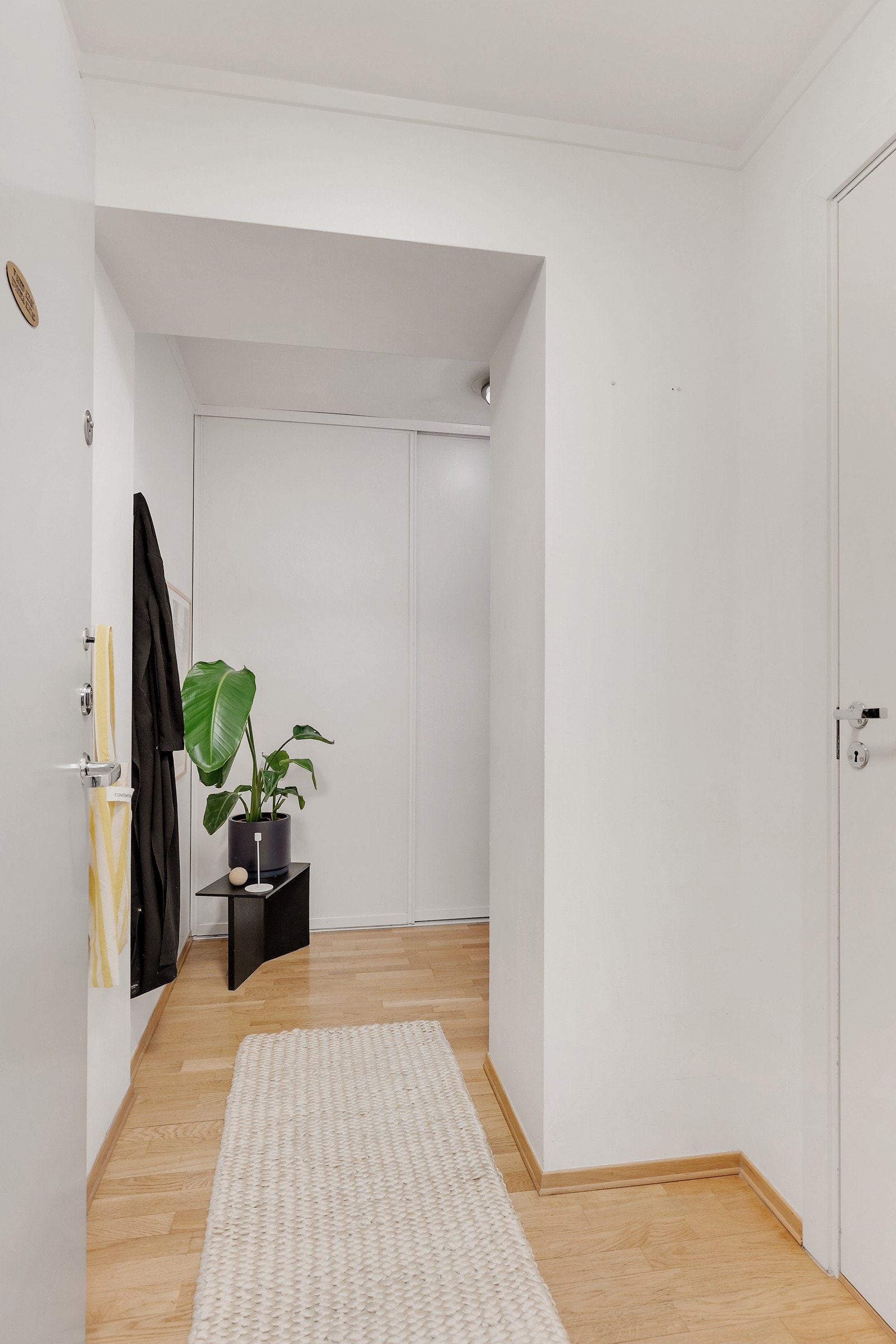 God lagringsplass i skyvedørsgarderobe. Her er det også plass til oppheng av yttertøy og skohylle. Galleribilde