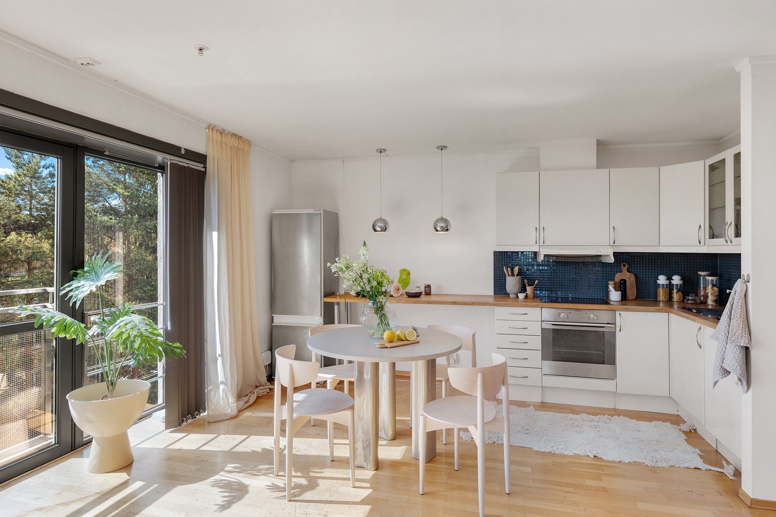 Pent og tidløst kjøkken fra 2003 med stor arbeidsflate og god lagringsplass i over- og underskap. Galleribilde