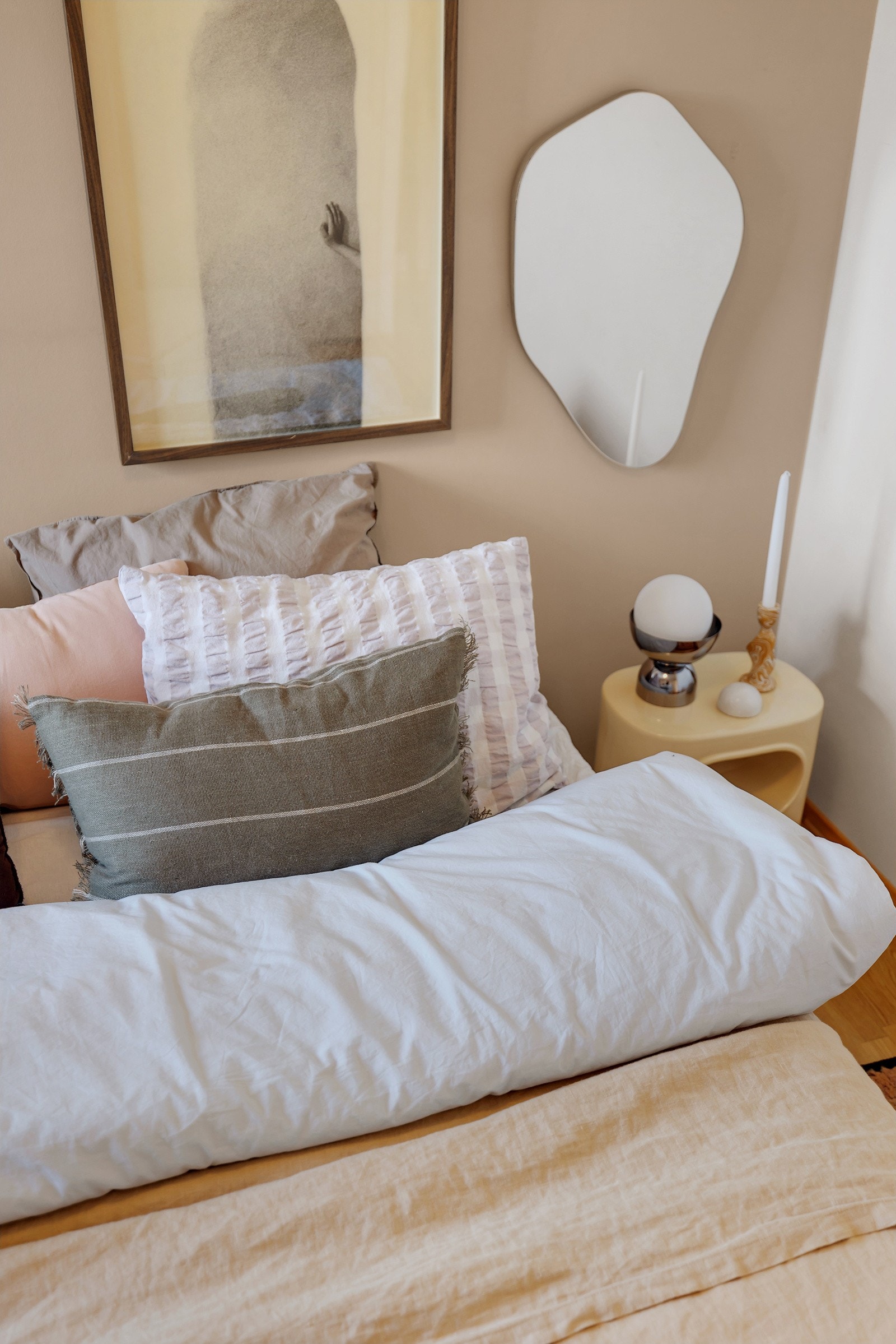 God plass til dobbeltseng med tilhørende nattbord. Galleribilde