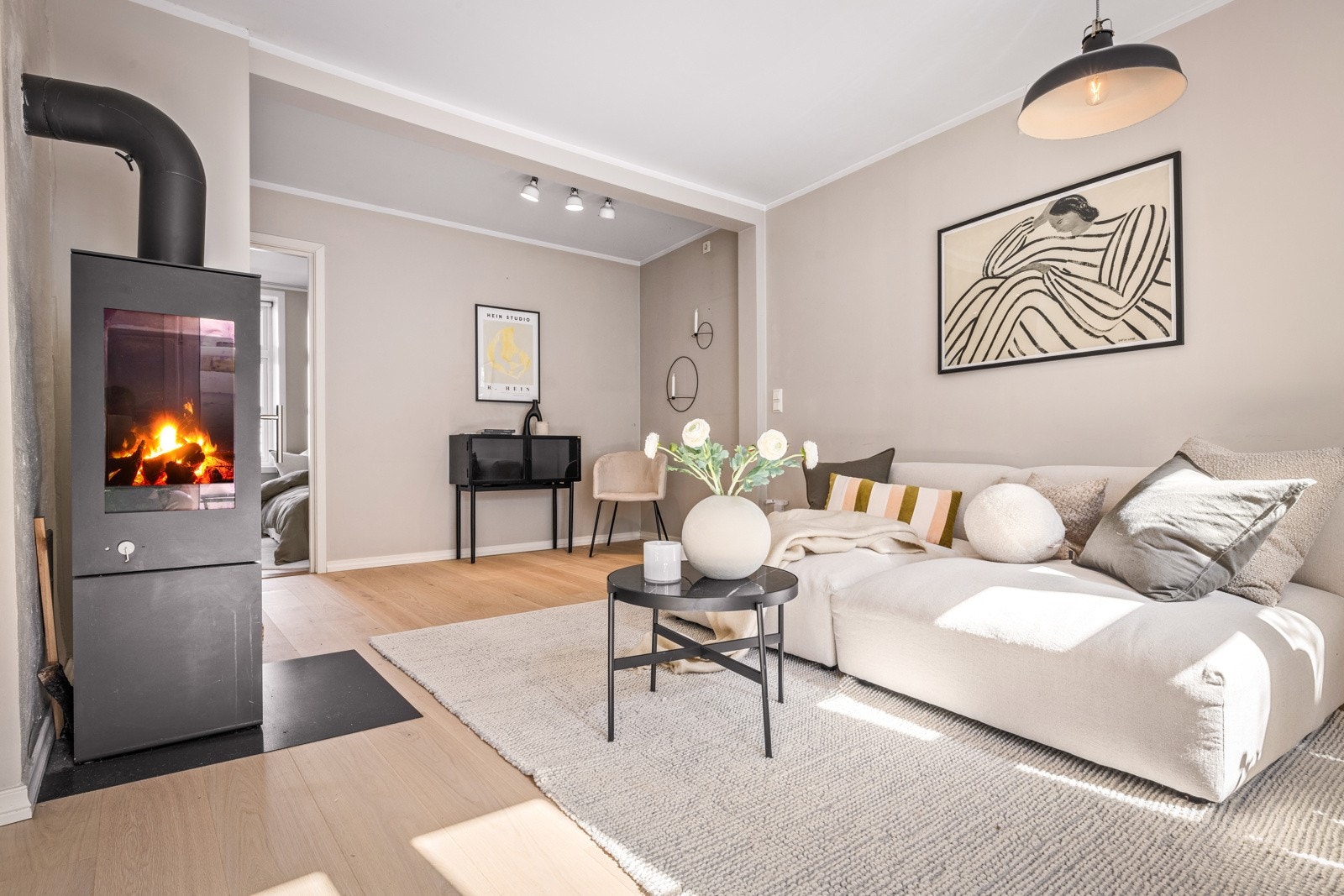 - Leiligheten har pen en-stavs parkett fra 2021 og vinduene gir mye naturlig lysinnslipp - Galleribilde