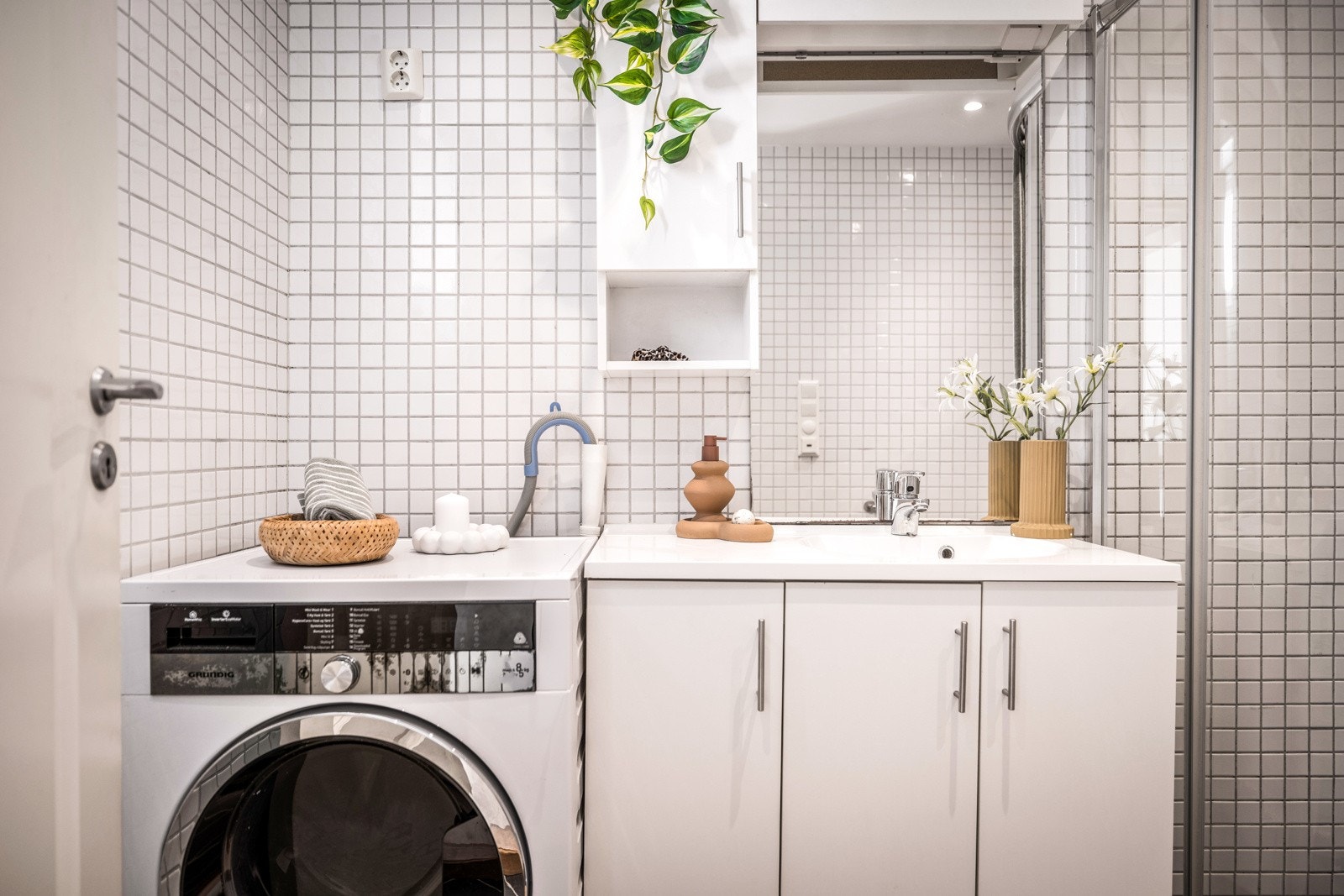 - Badet er helfliset og har bla. varmekabler i gulv, elektrisk avtrekkventil og spotlights i himling - Galleribilde