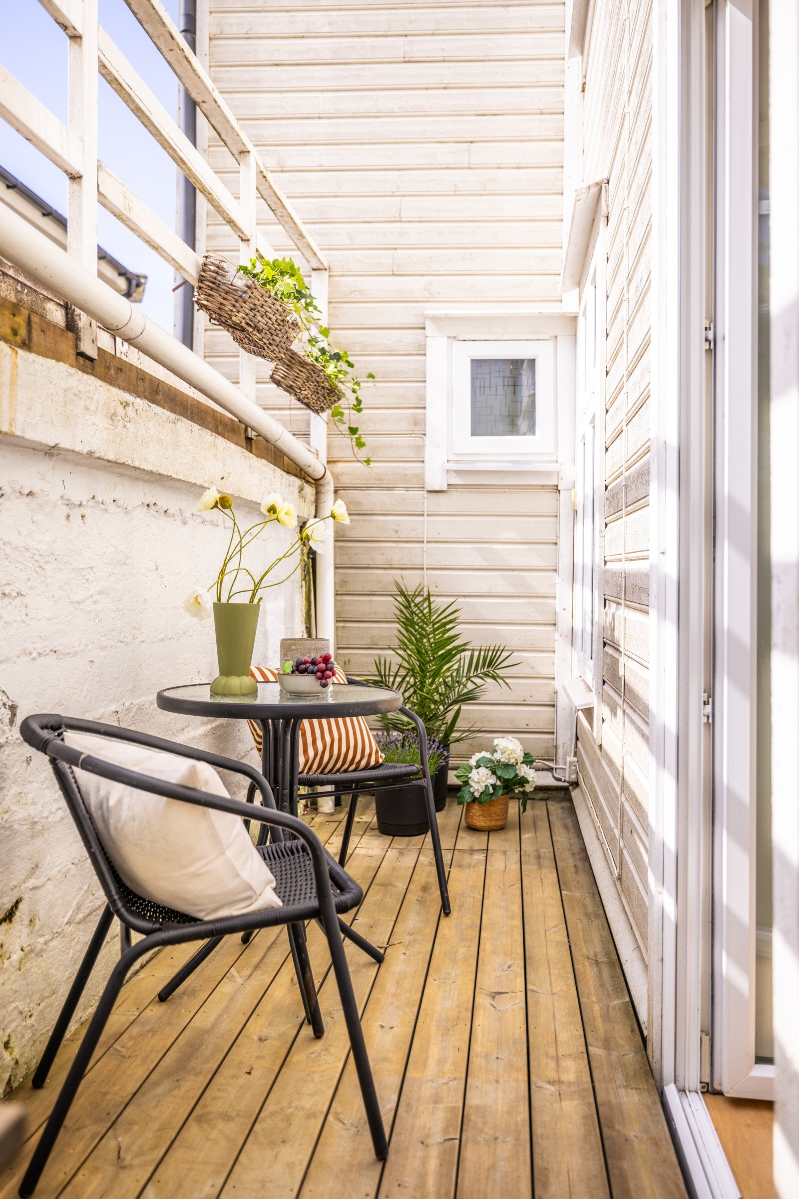 - Fra kjøkkenet er det direkte utgang til egen uteplass og en felles terrasse ett nivå opp - Galleribilde