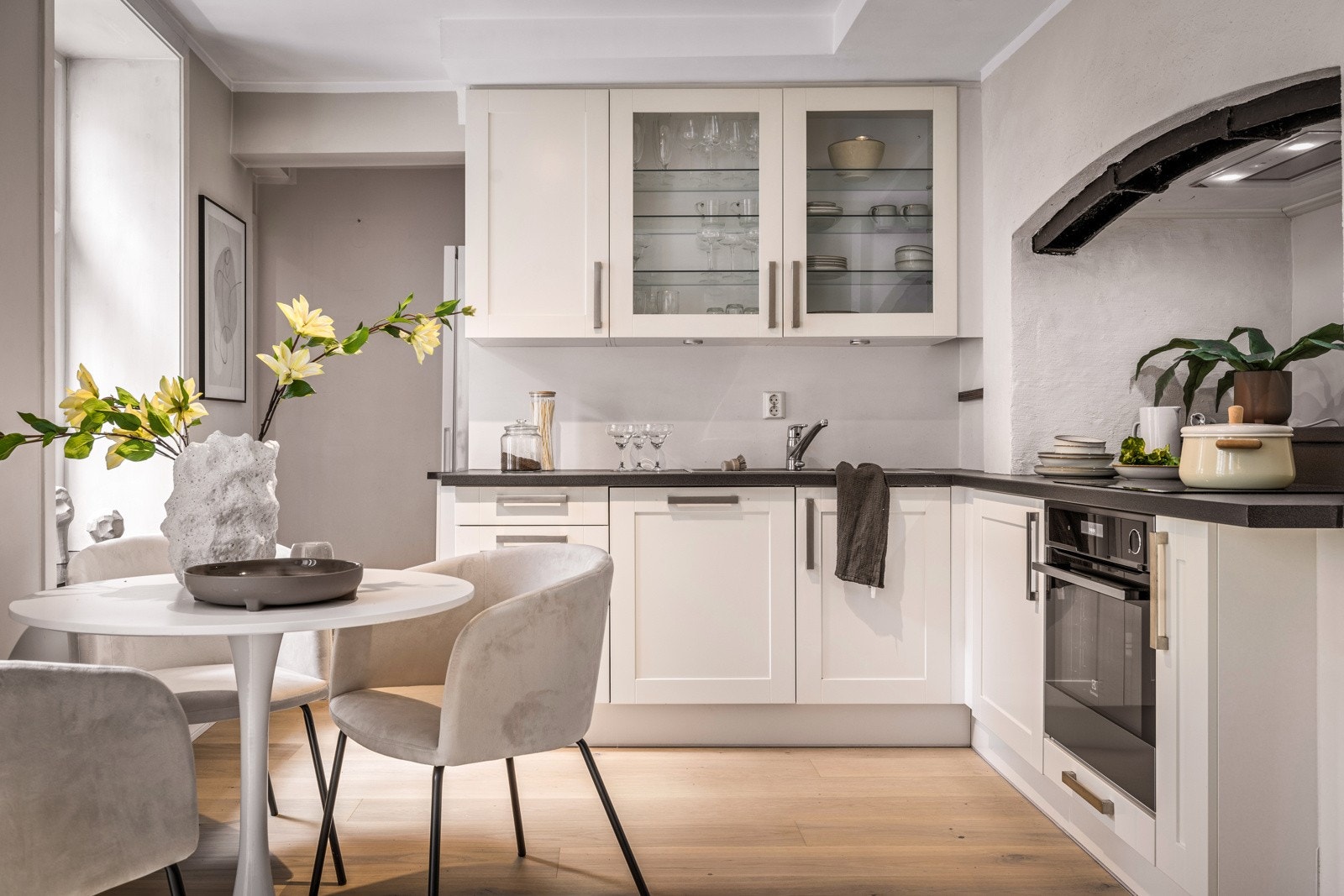 - Kjøkkenet er av god størrelse og har alt du trenger. Innredningen har hvite profilerte fronter og laminat benkeplate med stål vaskebeslag - Galleribilde