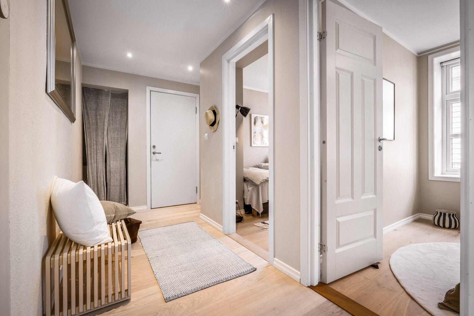 - Når du kommer inn i leiligheten blir du møtt av en entré med plass til skohyller og henge fra seg yttertøy - Galleribilde