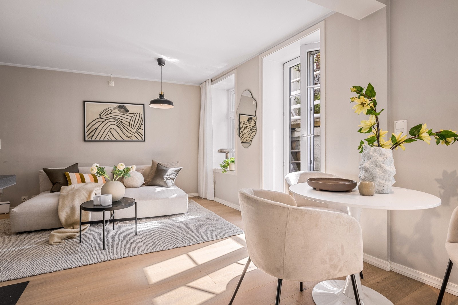 - Det er gjort flere oppgraderinger i senere år, hvor det kan nevnes ny en-stavs parkett, waterguard og varmtvannsbereder i 2021, samt ny kjøkkenvifte i 2025 - Galleribilde