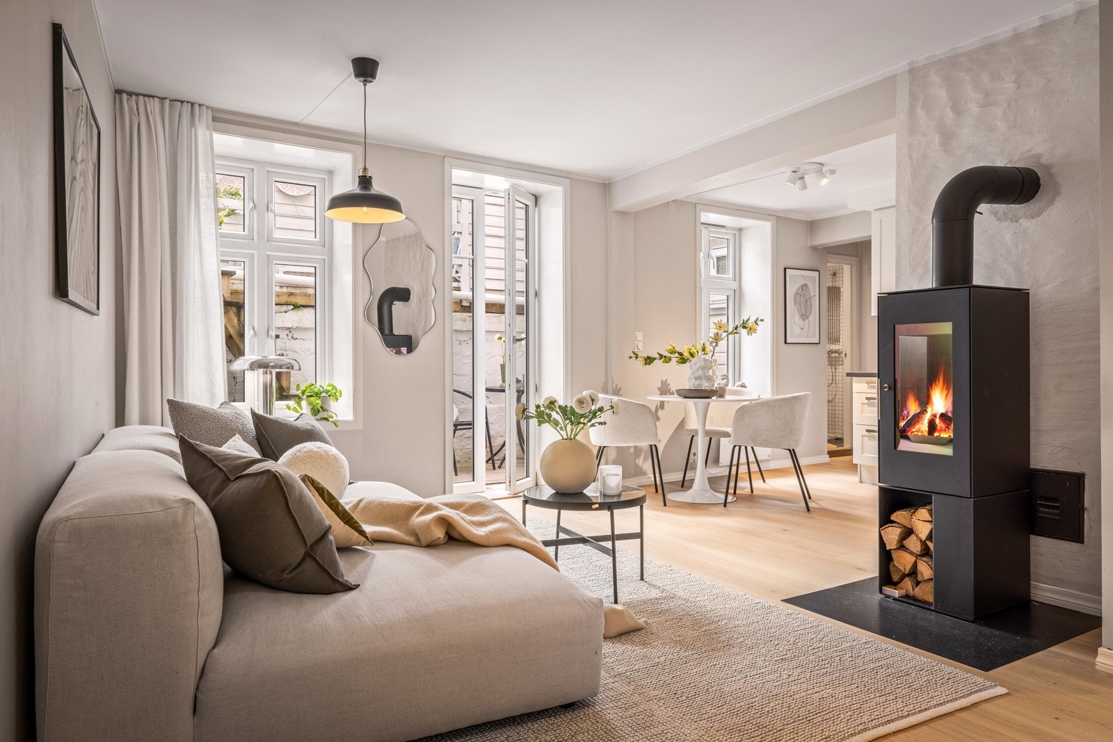 - Den moderne vedovnen med glassdør gir god og lun varme på kalde høst- og vinterdager - Galleribilde