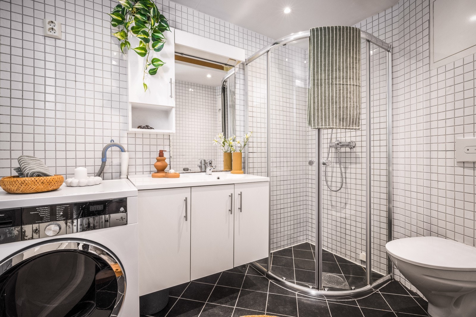 - Badet måler 4 kvm og er lyst og innbydende med gode kvaliteter - Galleribilde