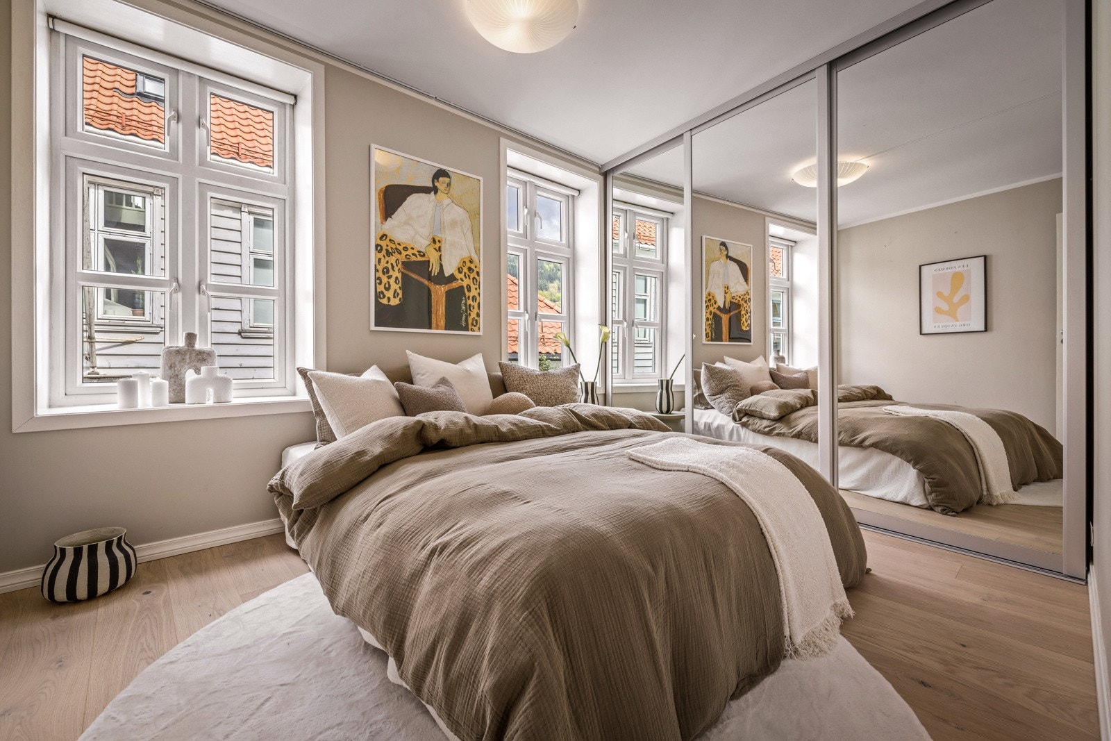 - Hovedsoverommet oppleves romslig med plass til dobbeltseng og nattbord, i tillegg til skyvedørsgarderoben - Galleribilde