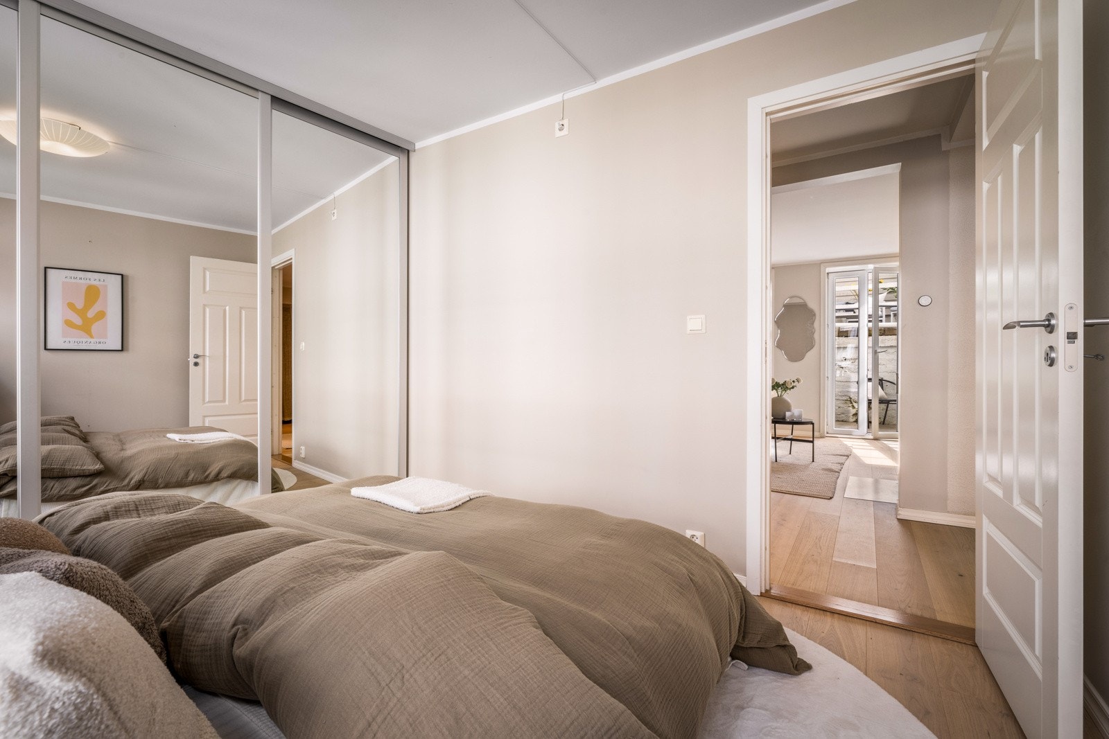 - Den store skyvedørsgarderoben med speilfronter gir svært gode oppbevaringsmuligheter - Galleribilde