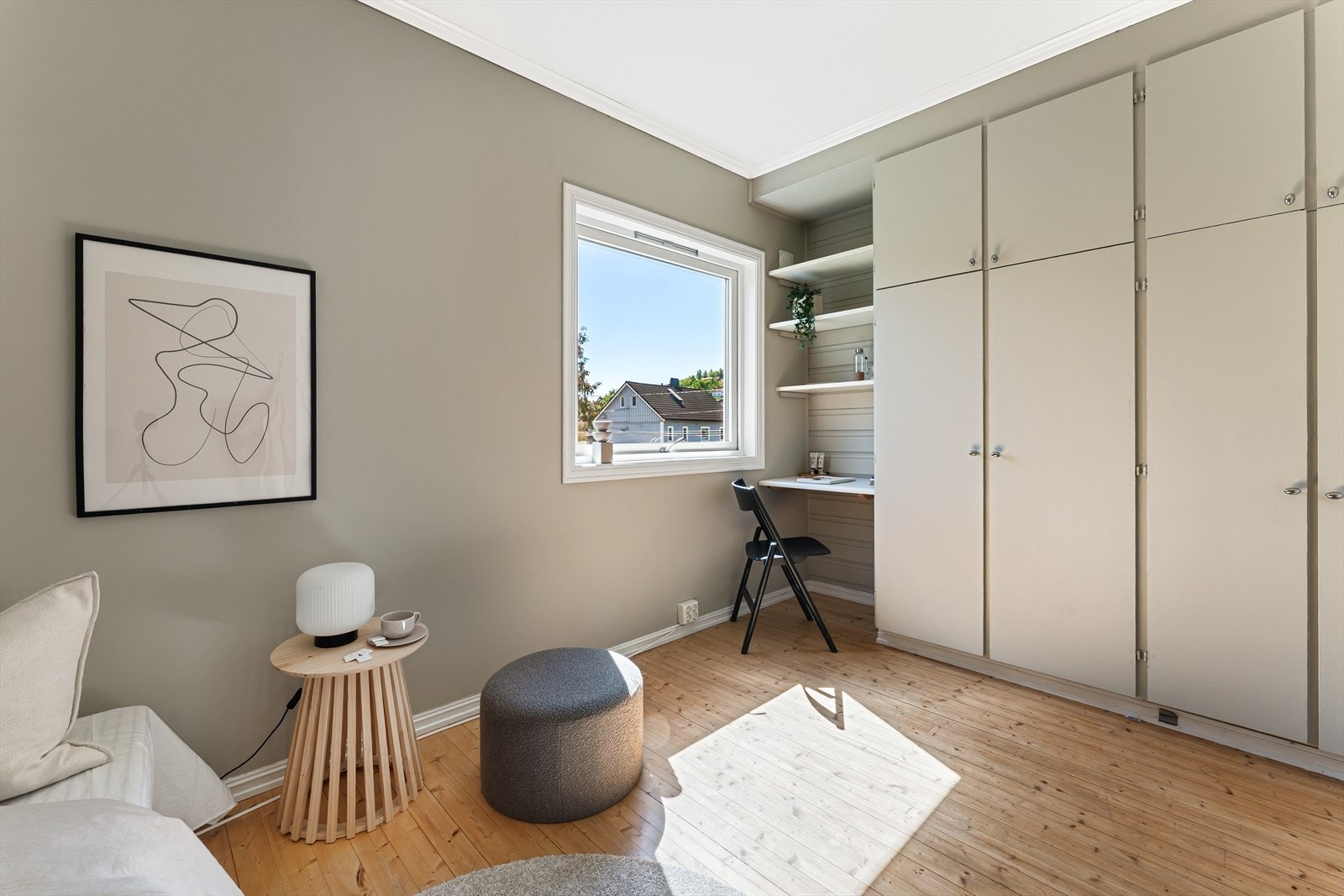 Soverommet har plass til seng av ønsket størrelse, tilhørende nattbord og det er innebygd garderobe Galleribilde