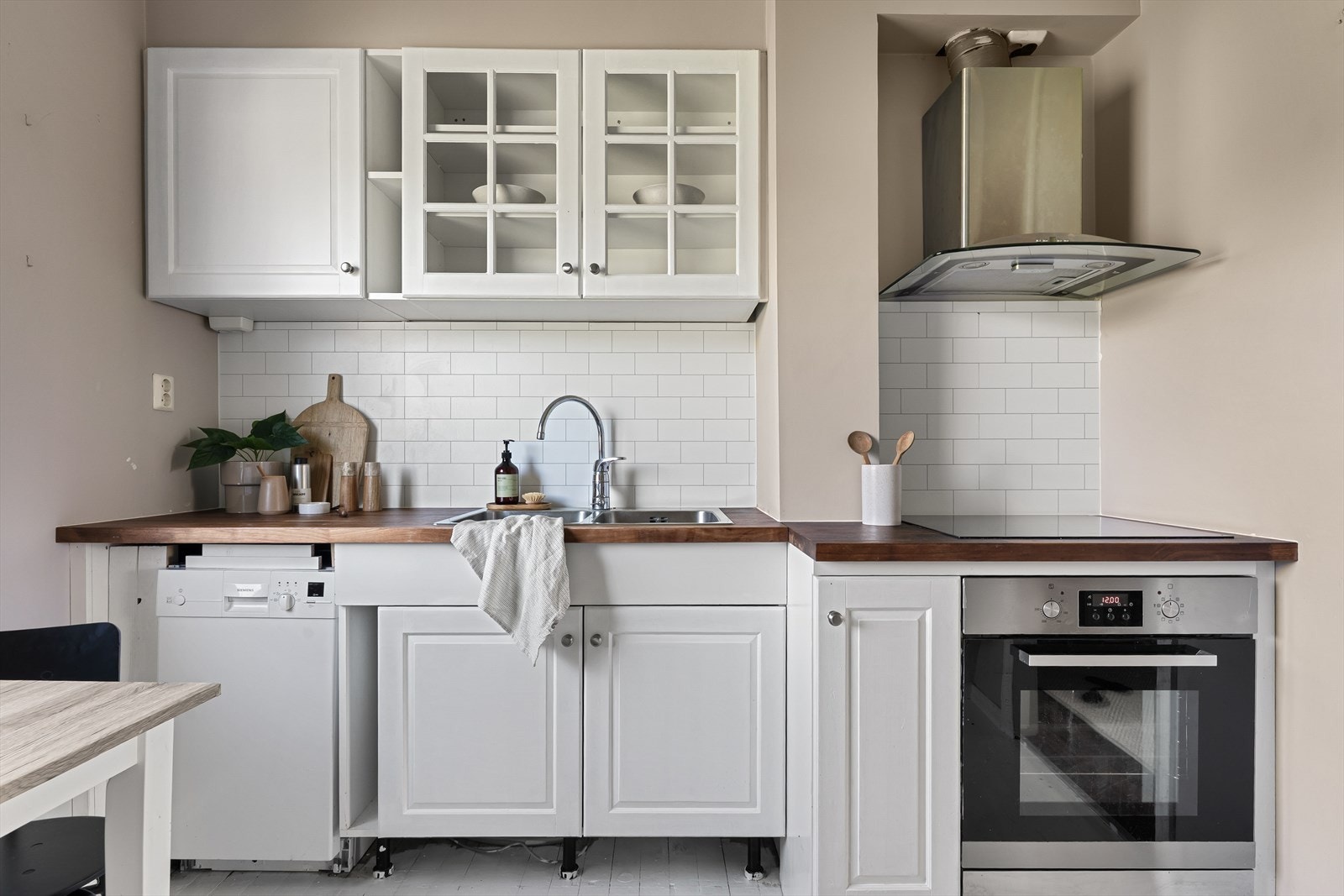 Kjøkkenet har integrerte hvitevarer som platetopp og stekeovn, samt opplegg for kjøleskap og oppvaskmaskin Galleribilde