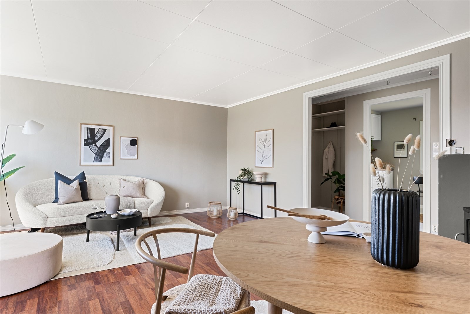 Gulvene er lagt med laminat og veggene er bekledd med malt platekleding, noe som skaper en god atmosfære i rommet Galleribilde